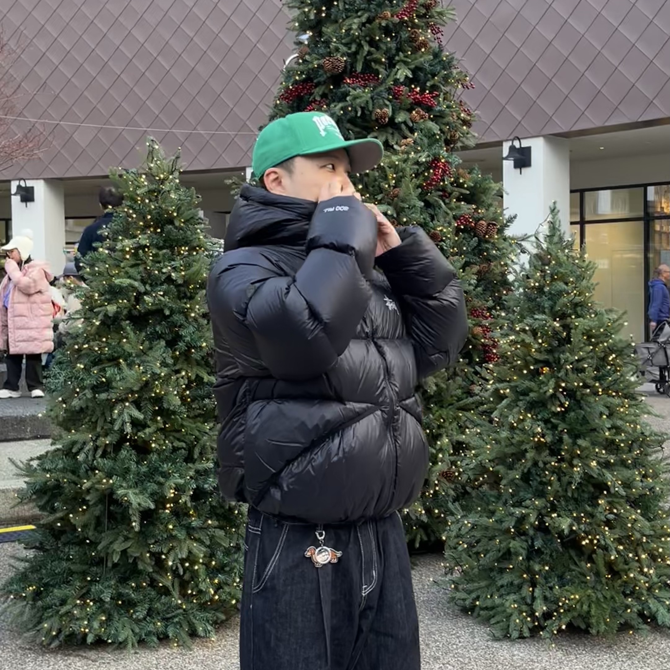 Stussy Down Parka Micro Ripstop Phantom Black, Human Made Dachs Keyring Brown 착용 스타일 - 3