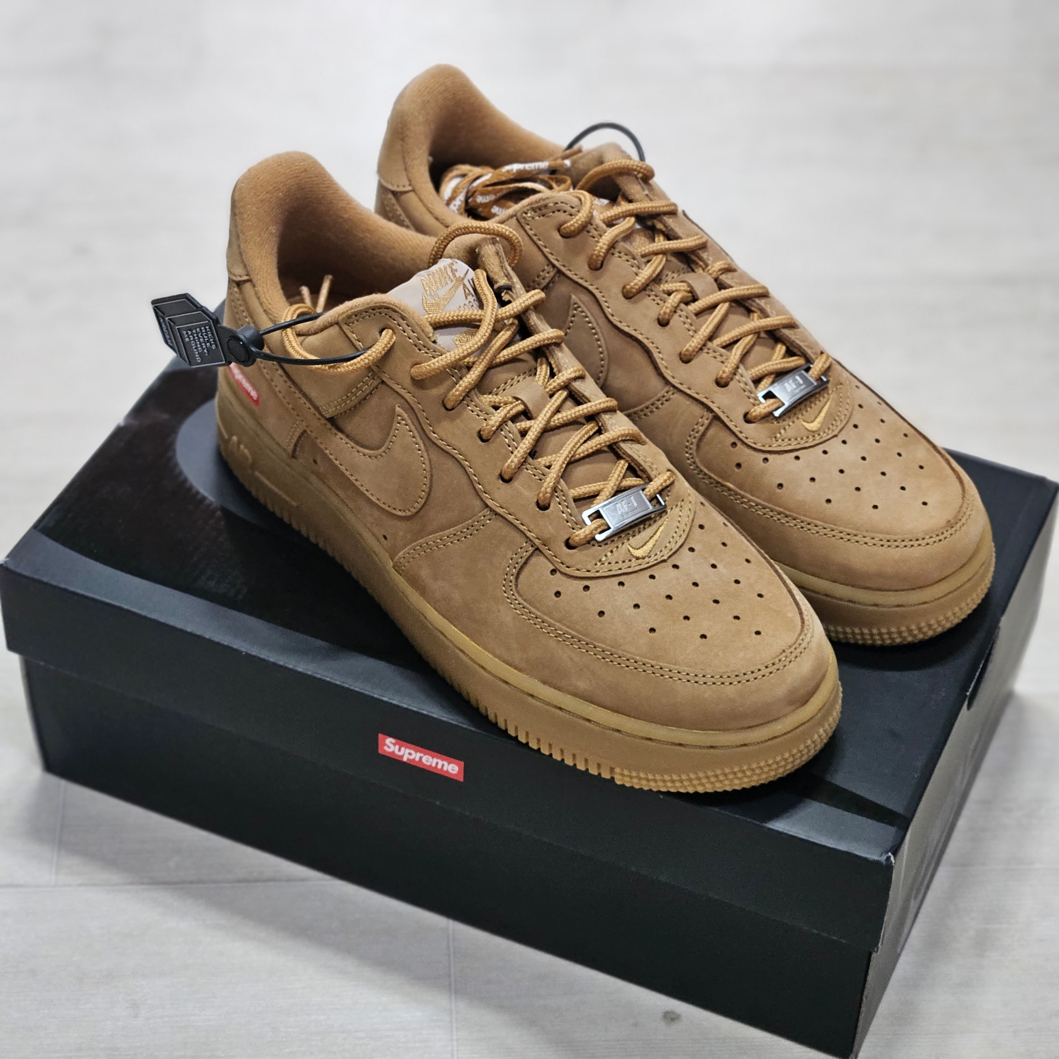 Nike x Supreme Air Force 1 Low Flax 착용 스타일