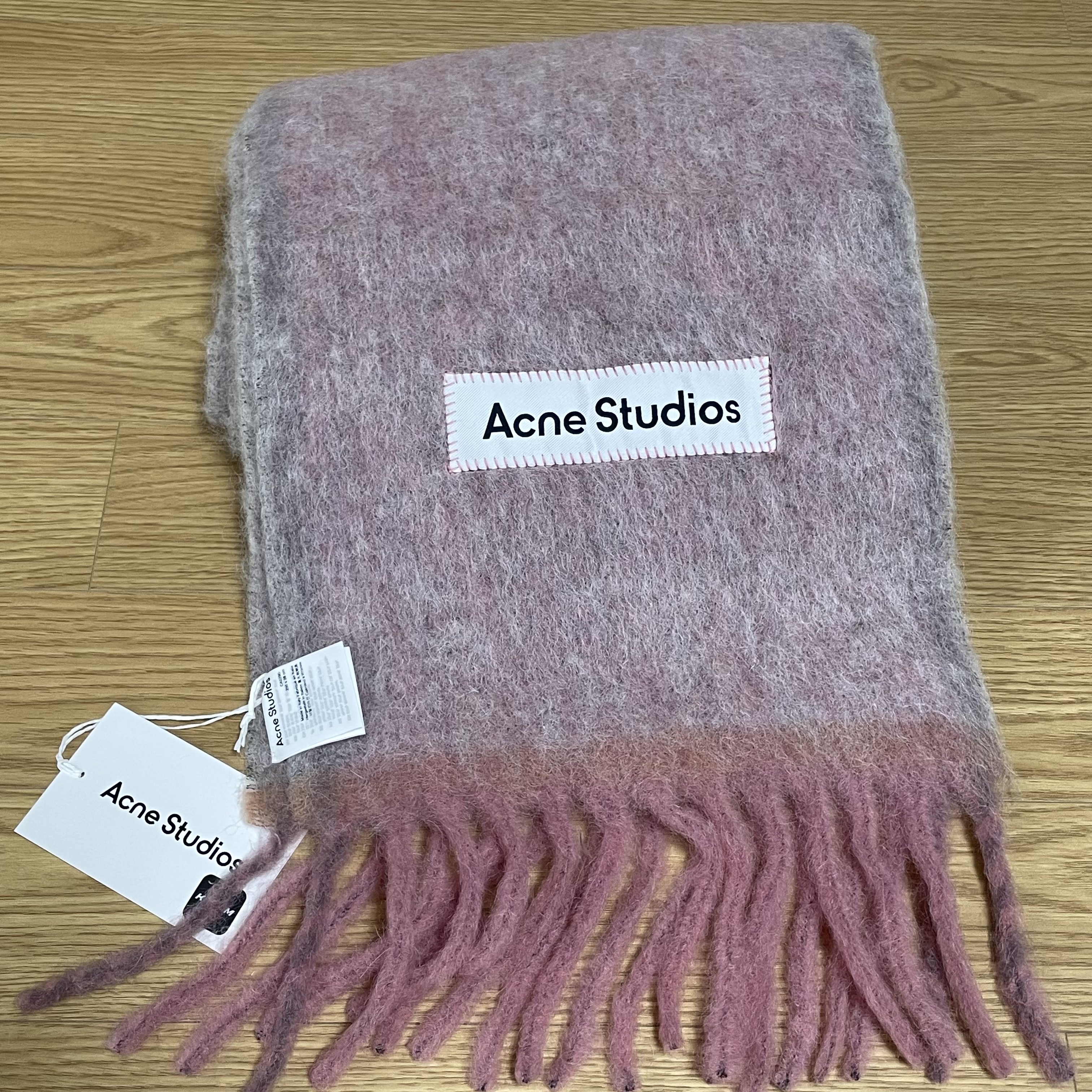 Acne Studios Mohair Wool Fringe Muffler Dusty Pink 착용 스타일 - 2