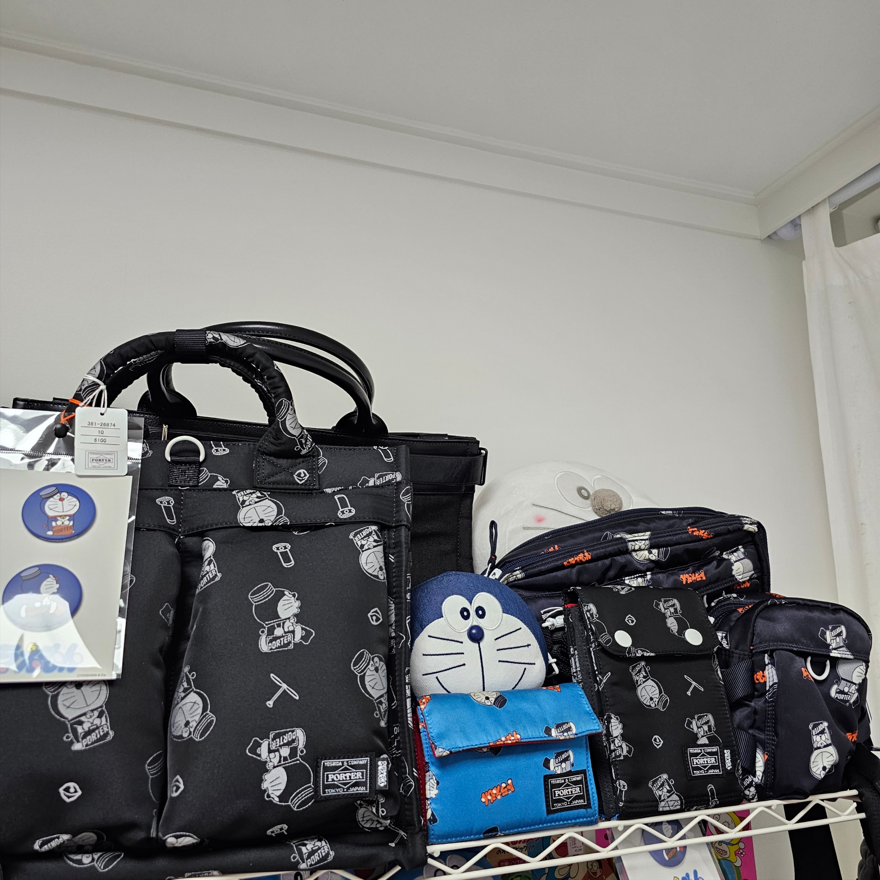 Porter x Doraemon Navigator Case Black (With Original Can Badge), Porter x Doraemon 2Way Tote Bag Black (With Original Can Badge) 착용 스타일 - 1