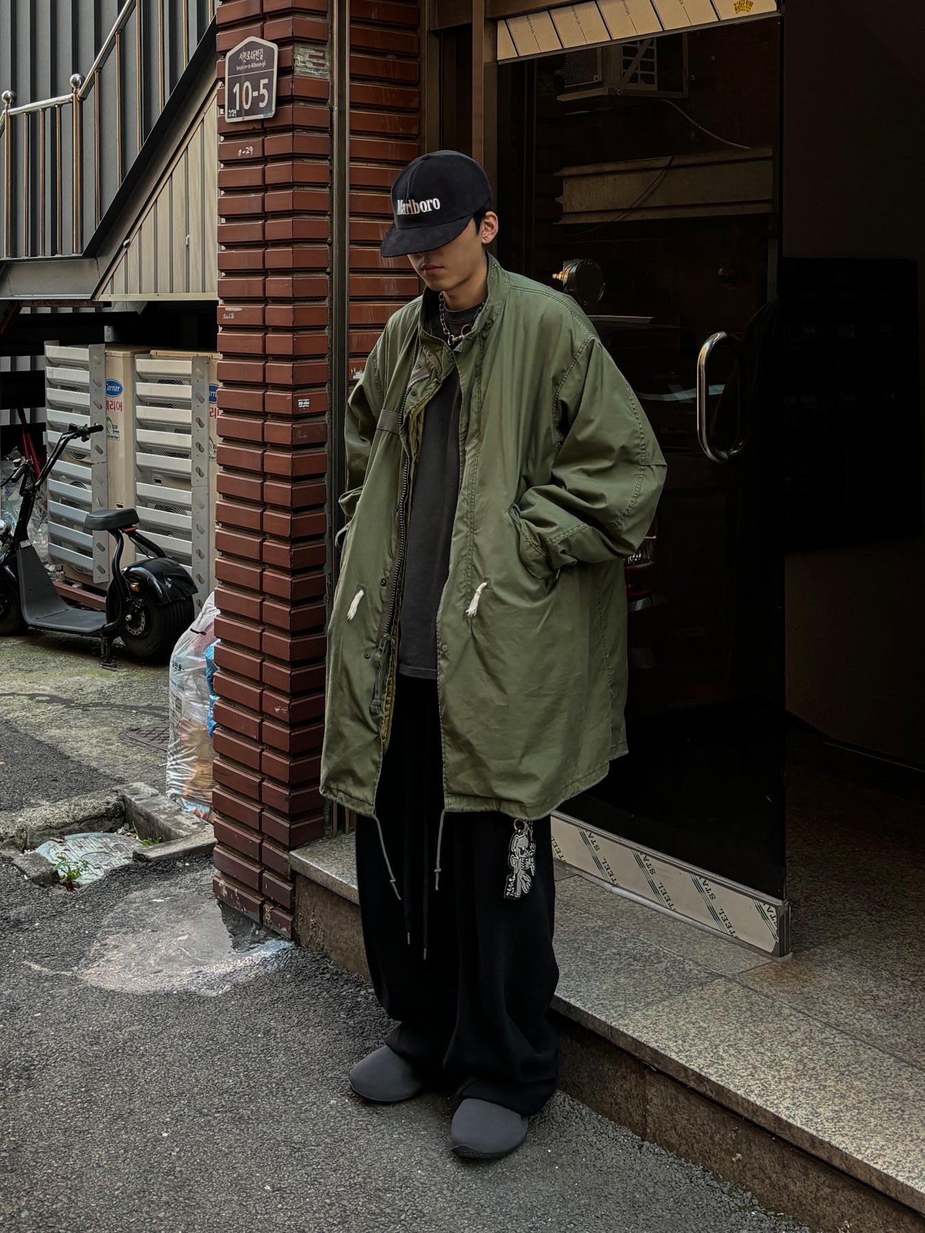 Adidas Yeezy Knit RNR Fade Onyx 착용 스타일 - 2