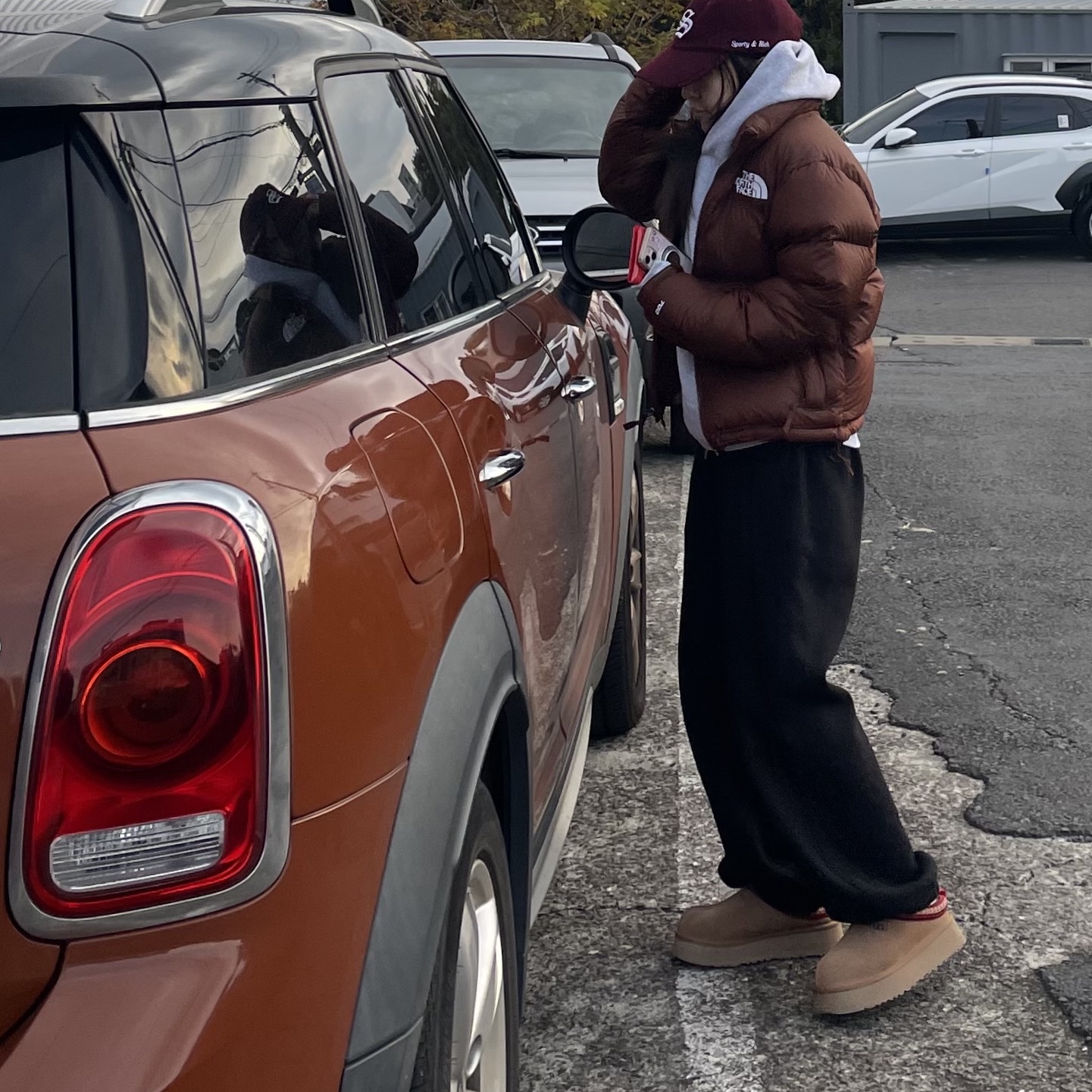 (W) UGG Tazz Slipper Chestnut, (W) The North Face 1996 Retro Nuptse Jacket Dark Oak 착용 스타일