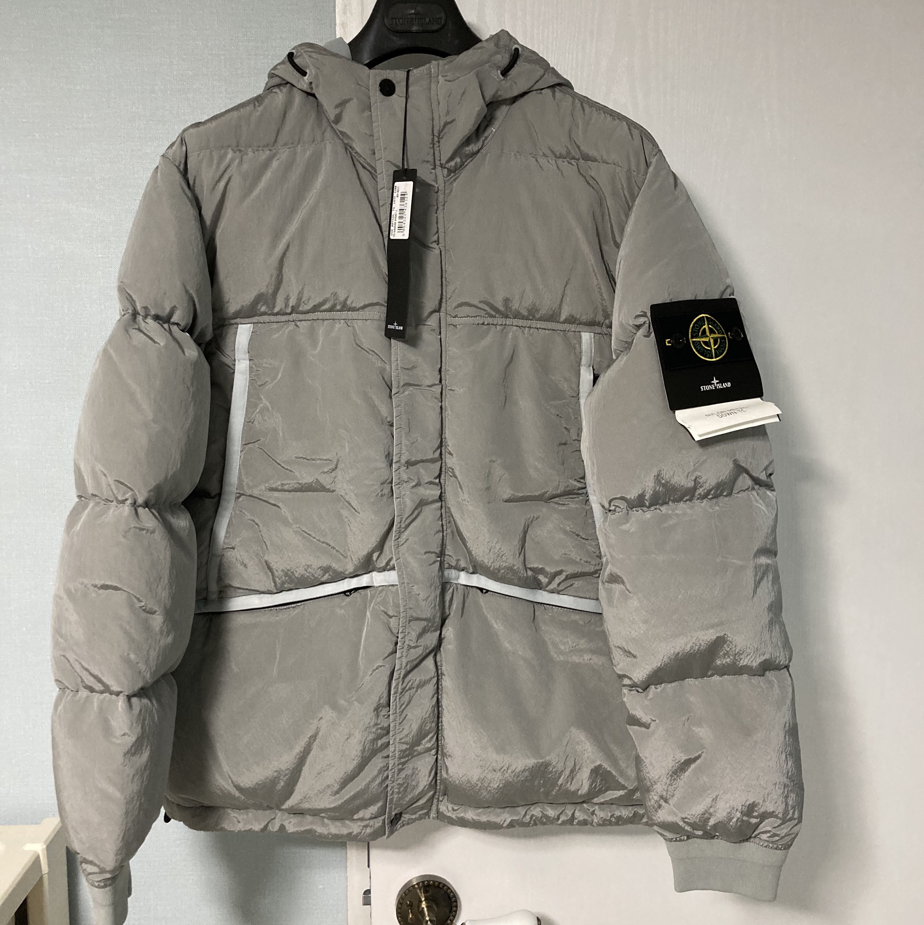 Stone Island 44508 Nylon Metal Down-TC Jacket Light Grey - 21FW, Stone Island 44508 Nylon Metal Down-TC Jacket Dark Grey - 21FW 착용 스타일 - 1