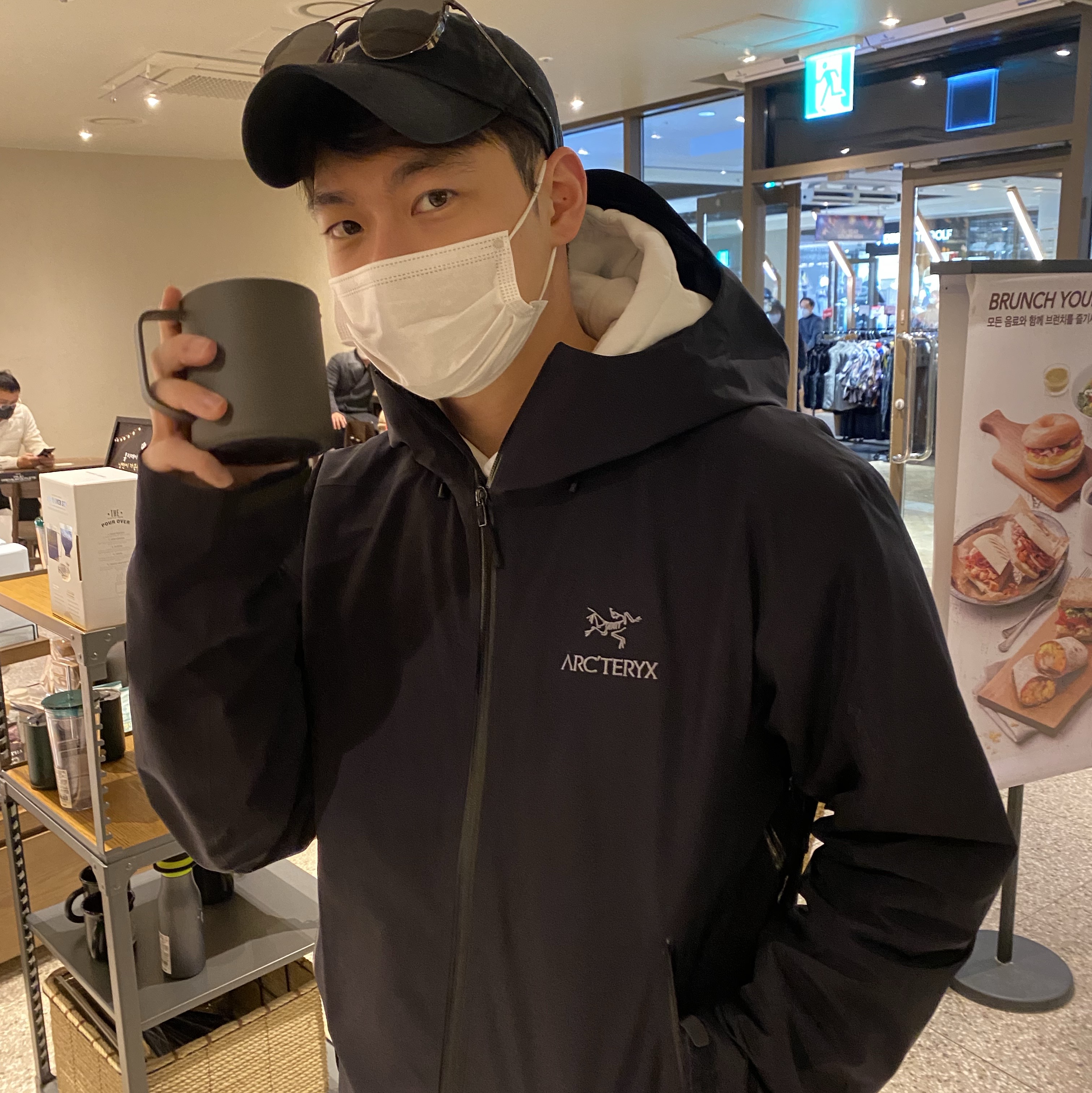 Arc'teryx Beta LT Jacket Black 착용 스타일