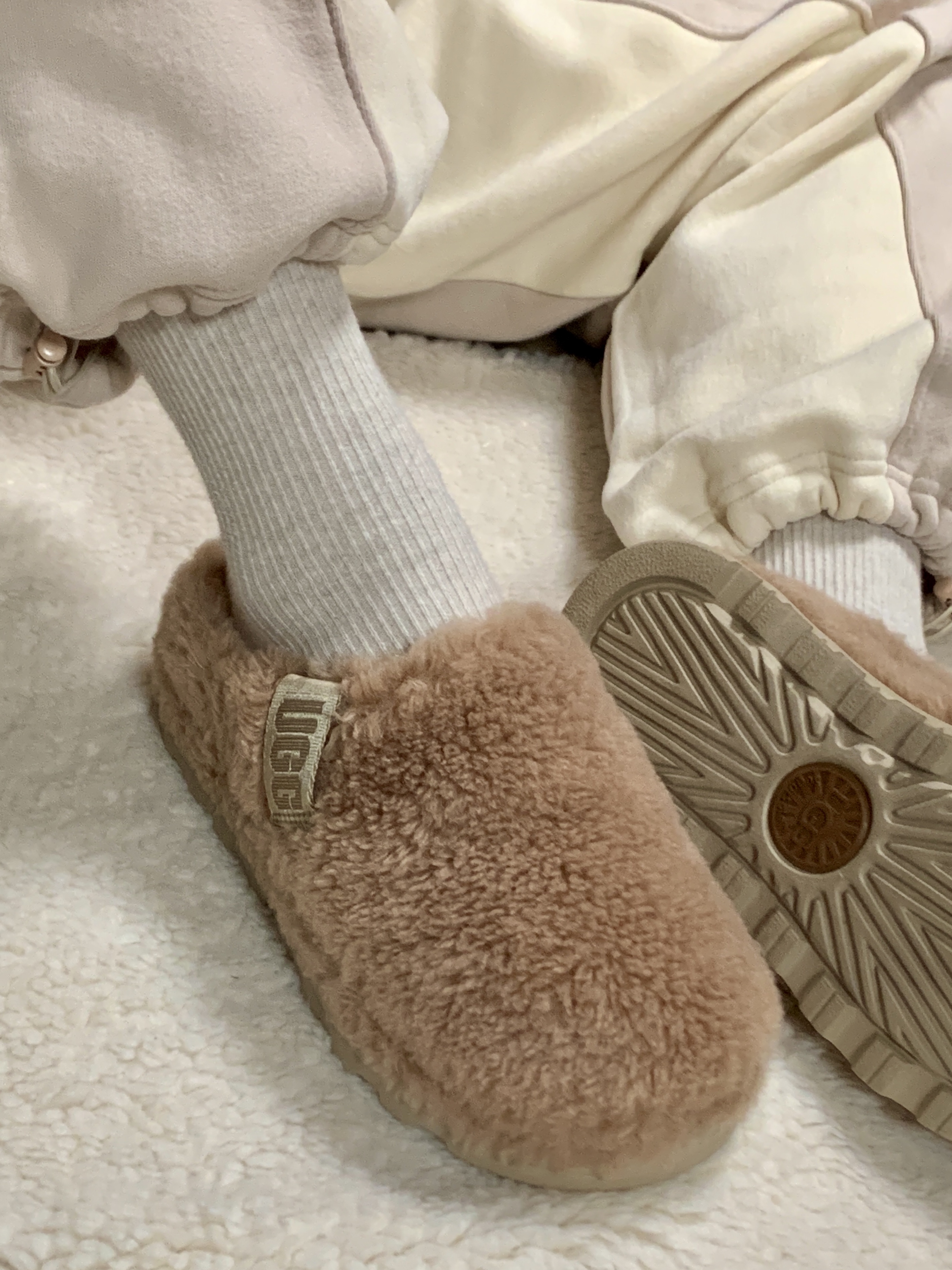 UGG Fluff Off Slide Chestnut 착용 스타일 - 1