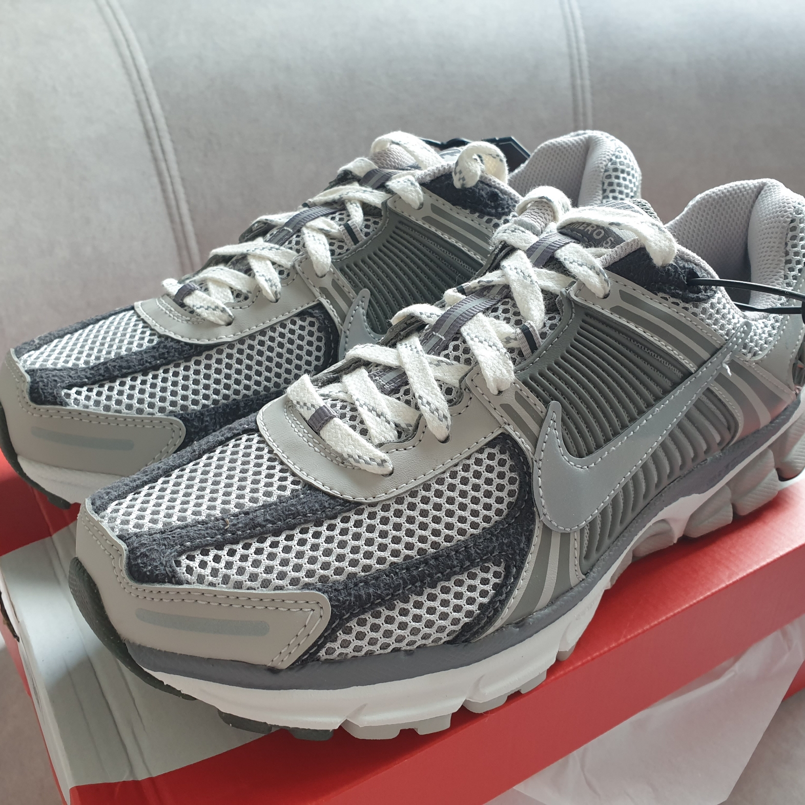 Nike Zoom Vomero 5 PRM Light Iron Ore and Flat Fewter, Nike V2K Run Summit White Metallic Silver 착용 스타일 - 1