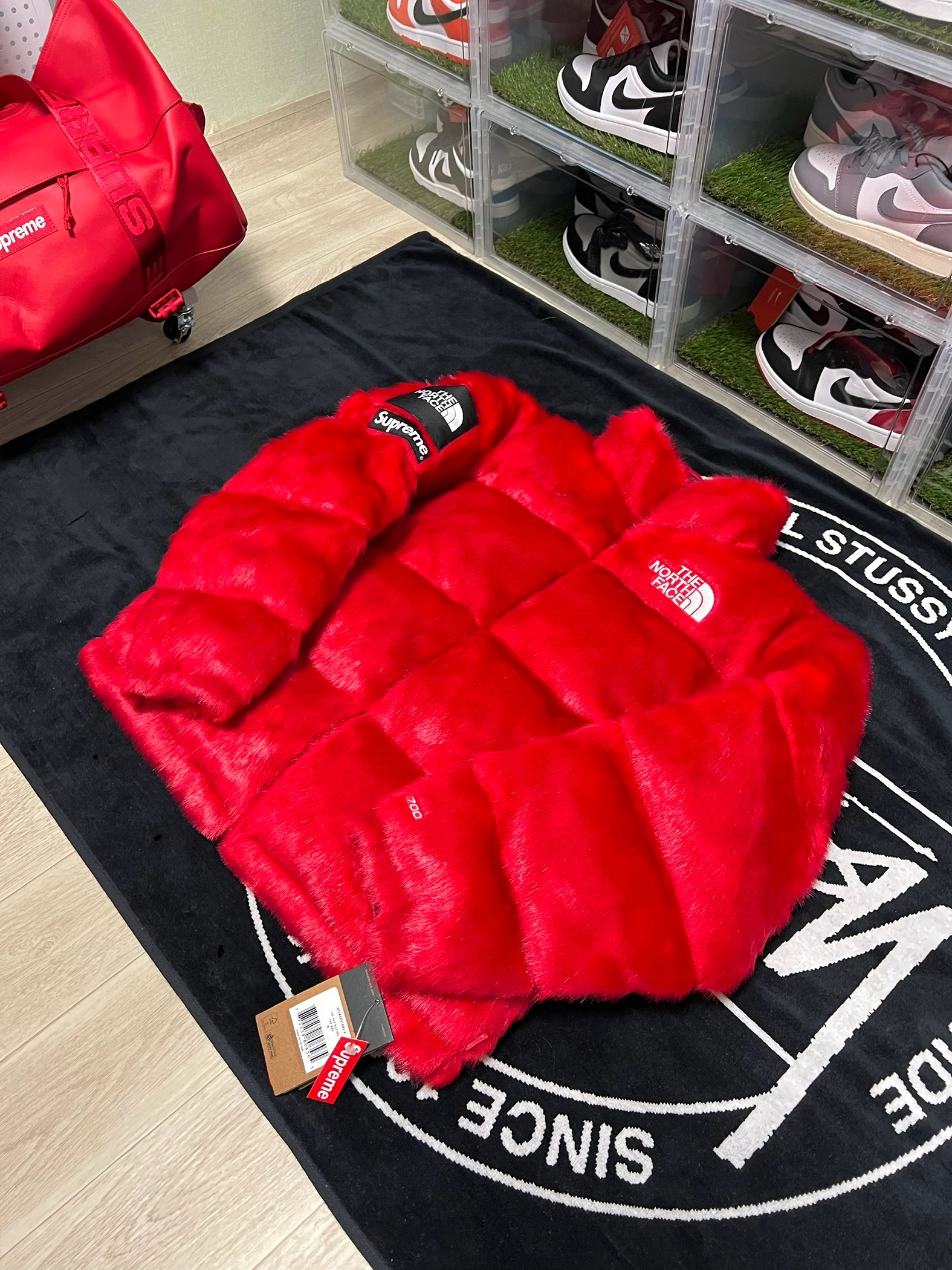 Supreme x The North Face Faux Fur Nuptse Jacket Red - 20FW, Supreme Leather Duffle Bag Red - 23FW 착용 스타일 - 1