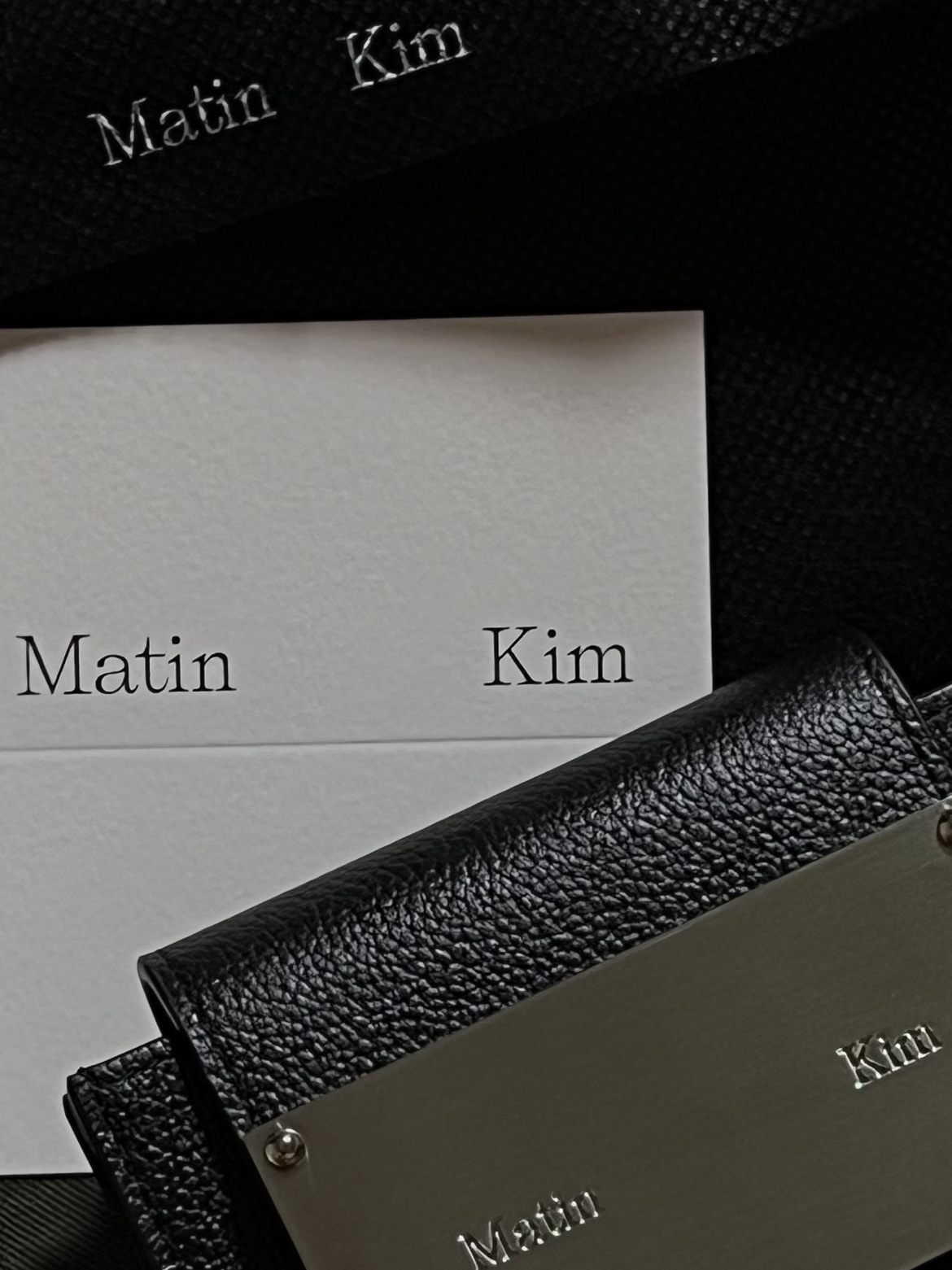 Matin Kim Accordion Wallet Black 착용 스타일
