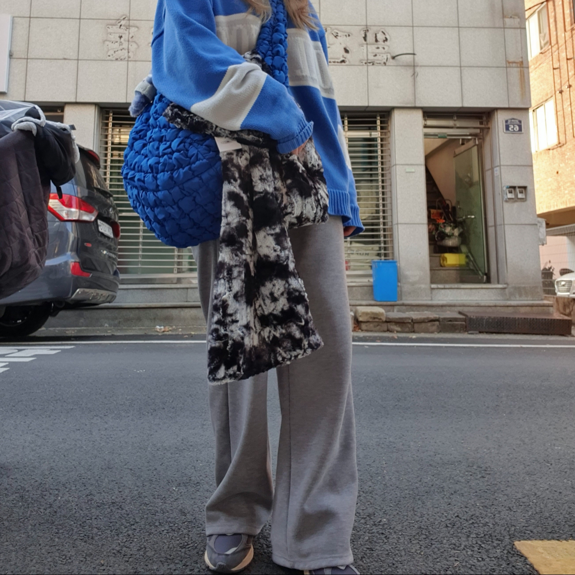 COS Quilted Oversized Shoulder Bag Blue, New Balance 2002R Special Vintage Black Grey 착용 스타일