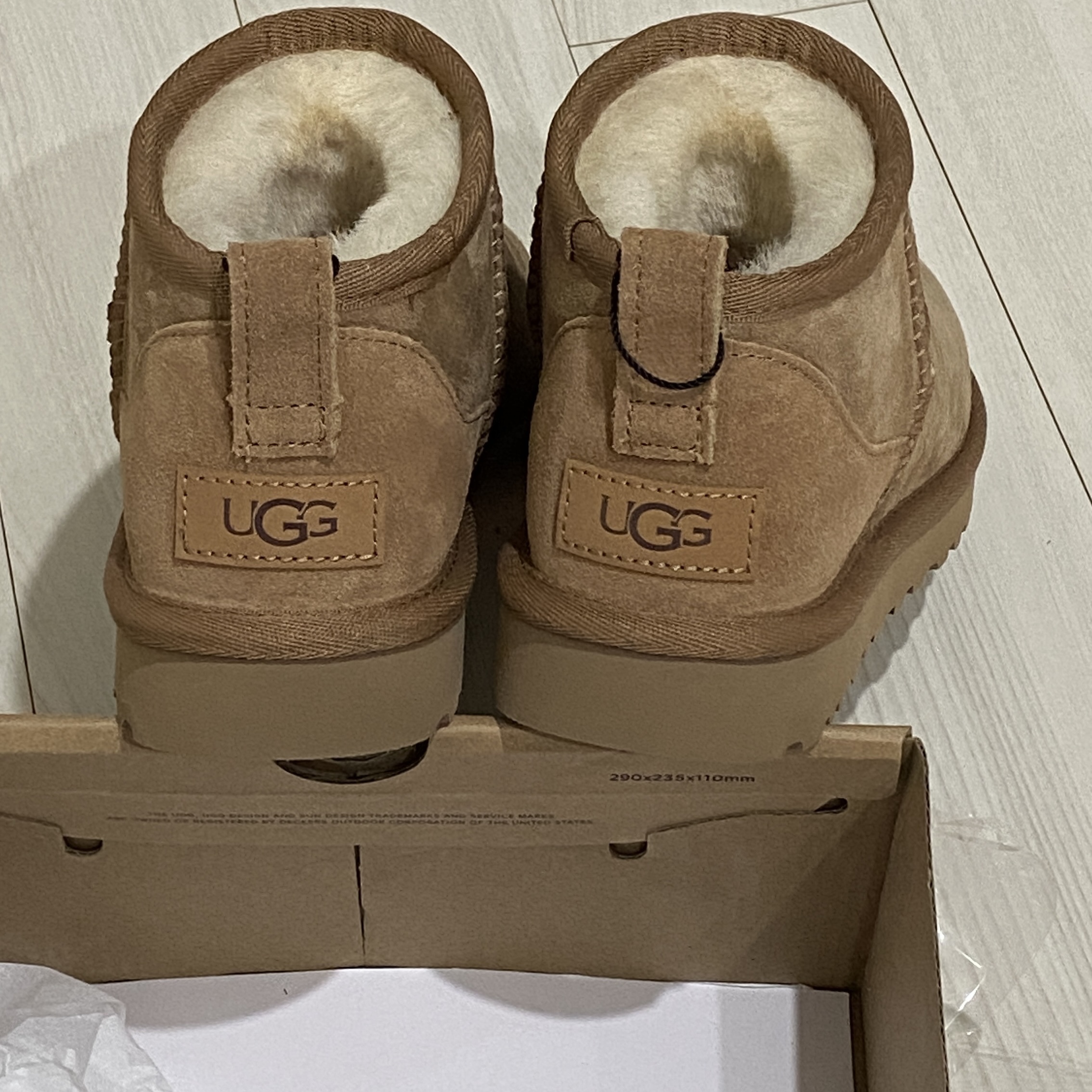 (W) UGG Classic Ultra Mini Boots Chestnut 착용 스타일 - 3