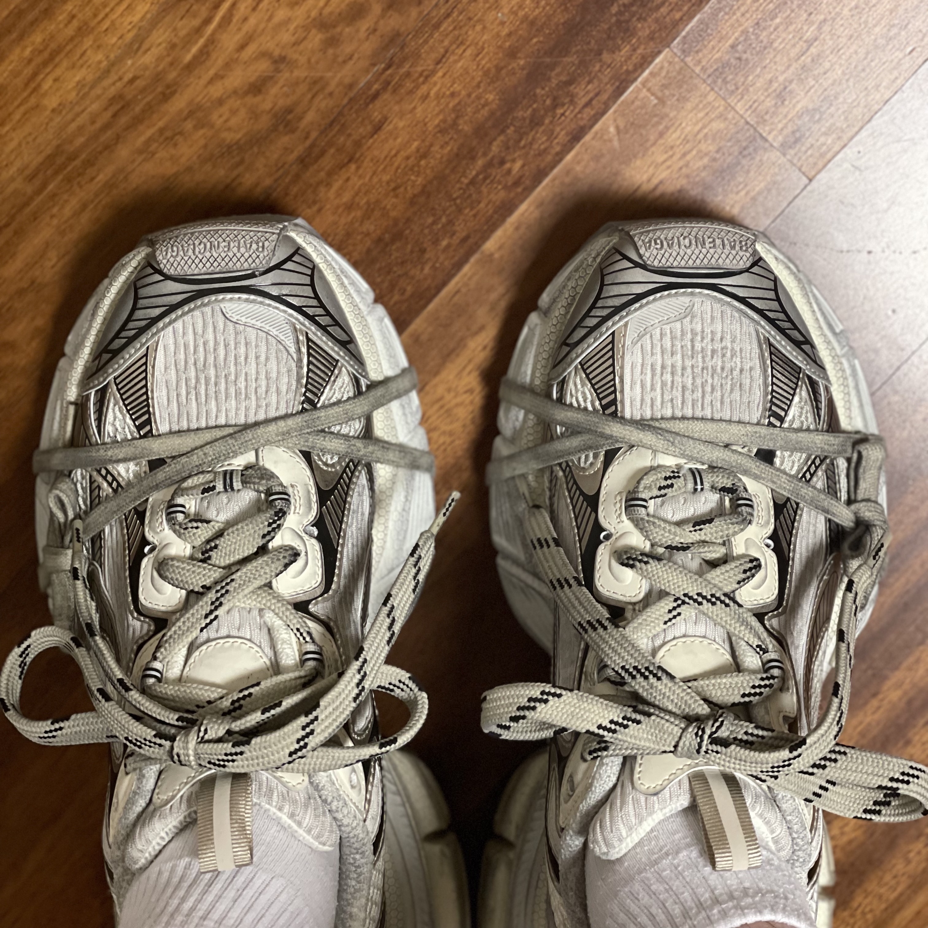 Balenciaga 3XL Sneakers Beige 착용 스타일 - 1