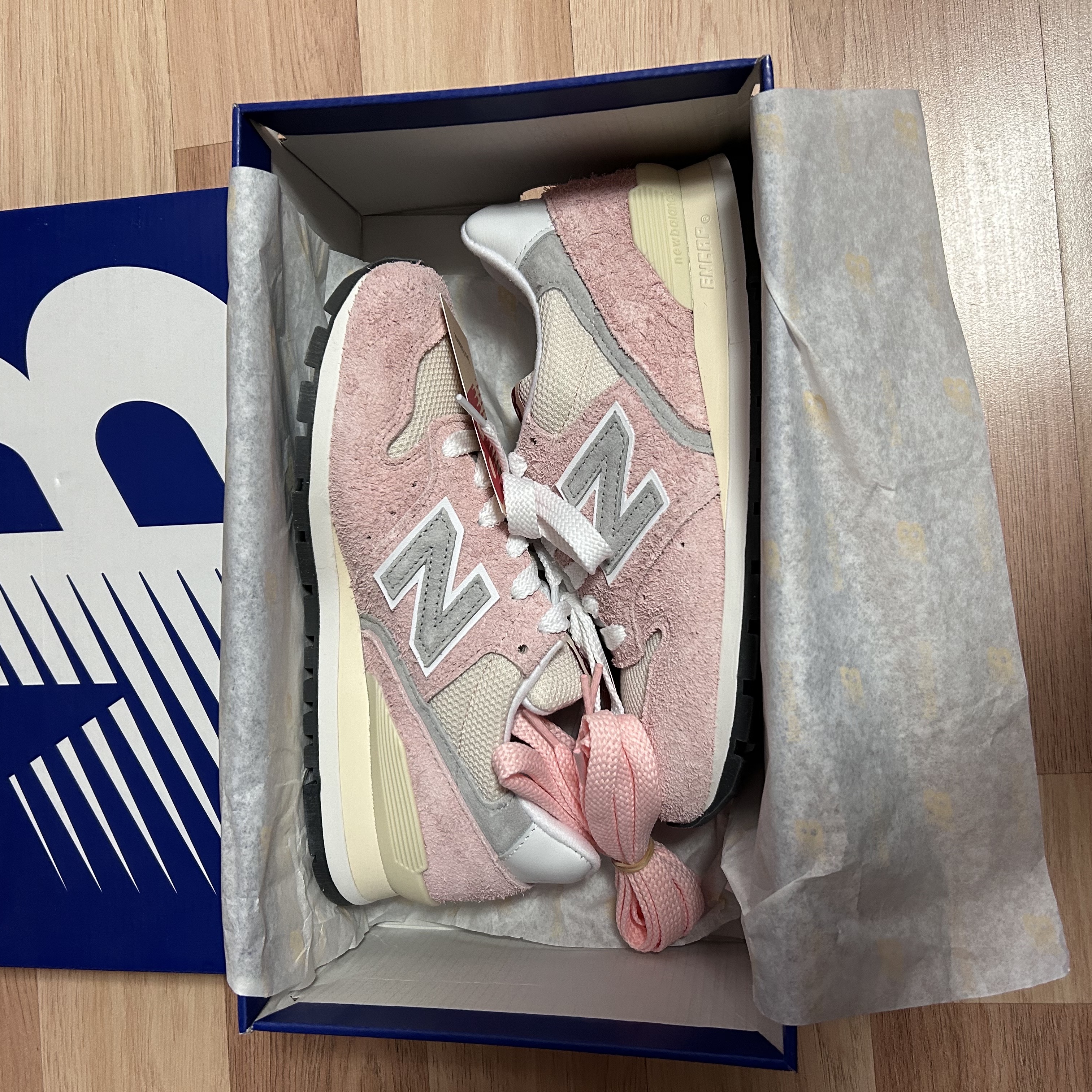 New Balance Made in USA 996 Pink Haze Silver 착용 스타일 - 4
