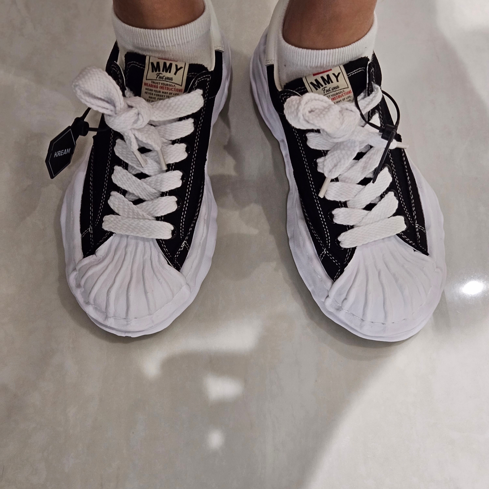 Maison Mihara Yasuhiro Blakey OG Sole Canvas Low-top Sneakers Black White 착용 스타일 - 6