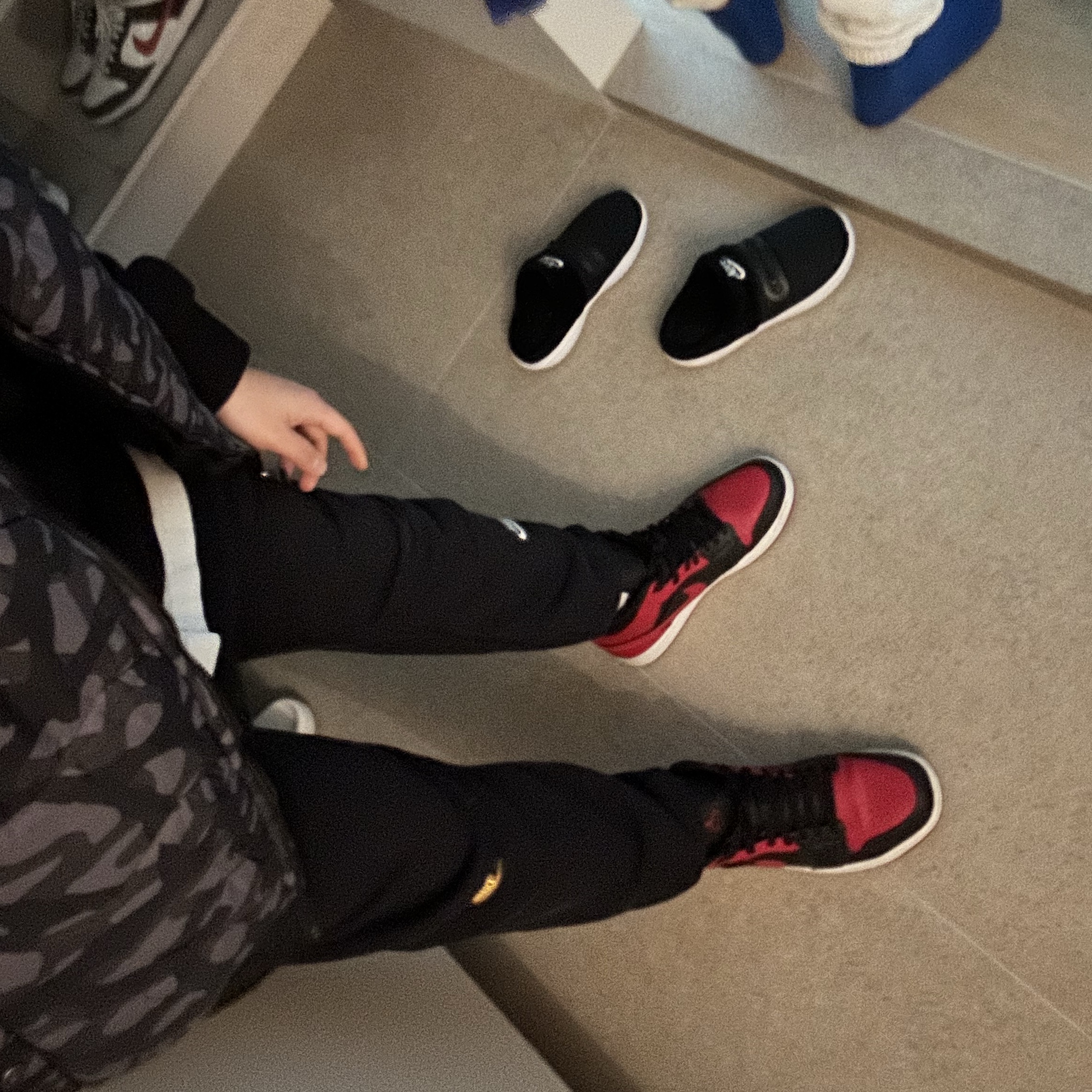 Jordan 1 Mid Black Fire Red 착용 스타일
