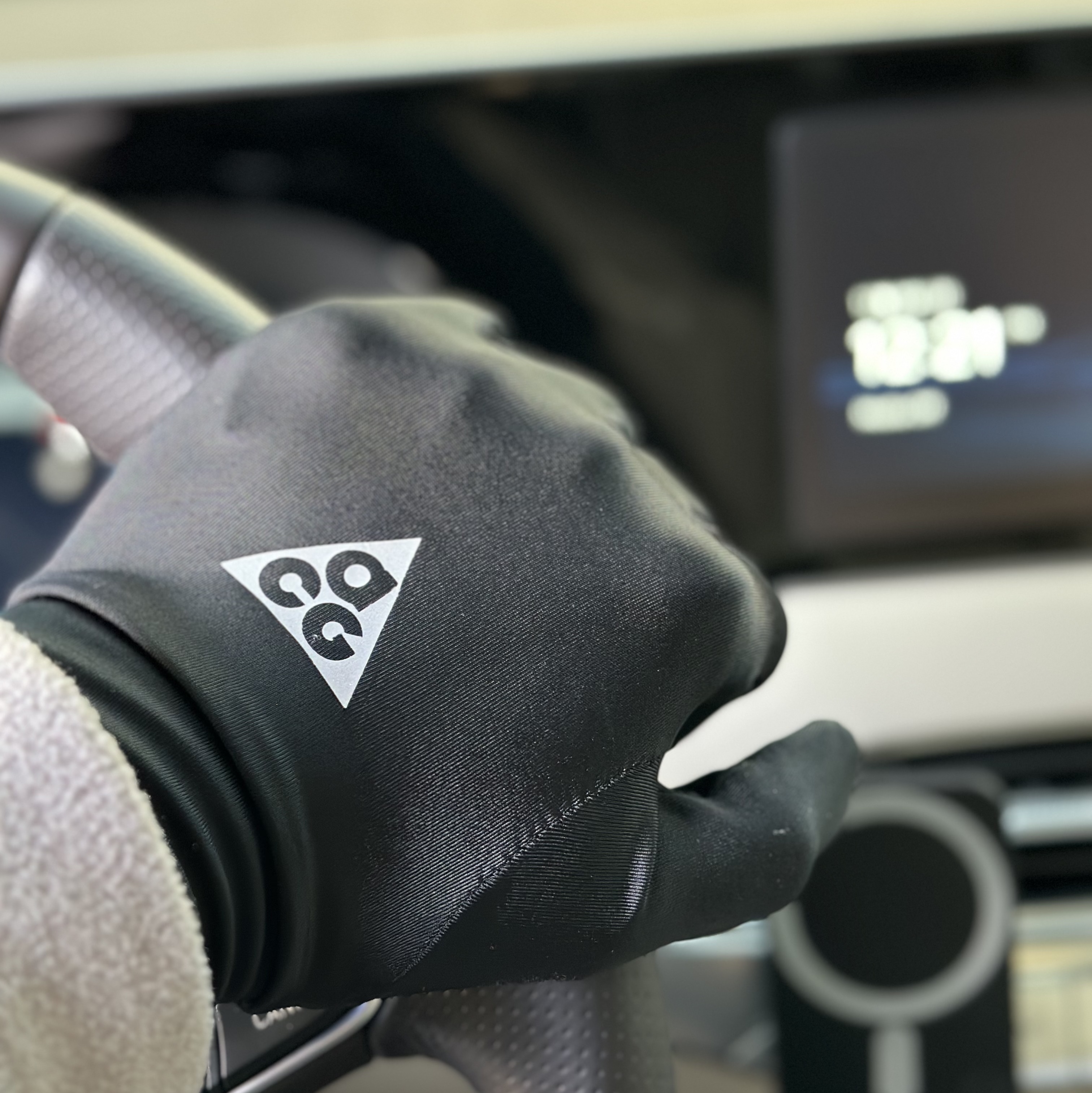 Nike ACG Dri-Fit Lightweight Gloves Black Silver 착용 스타일
