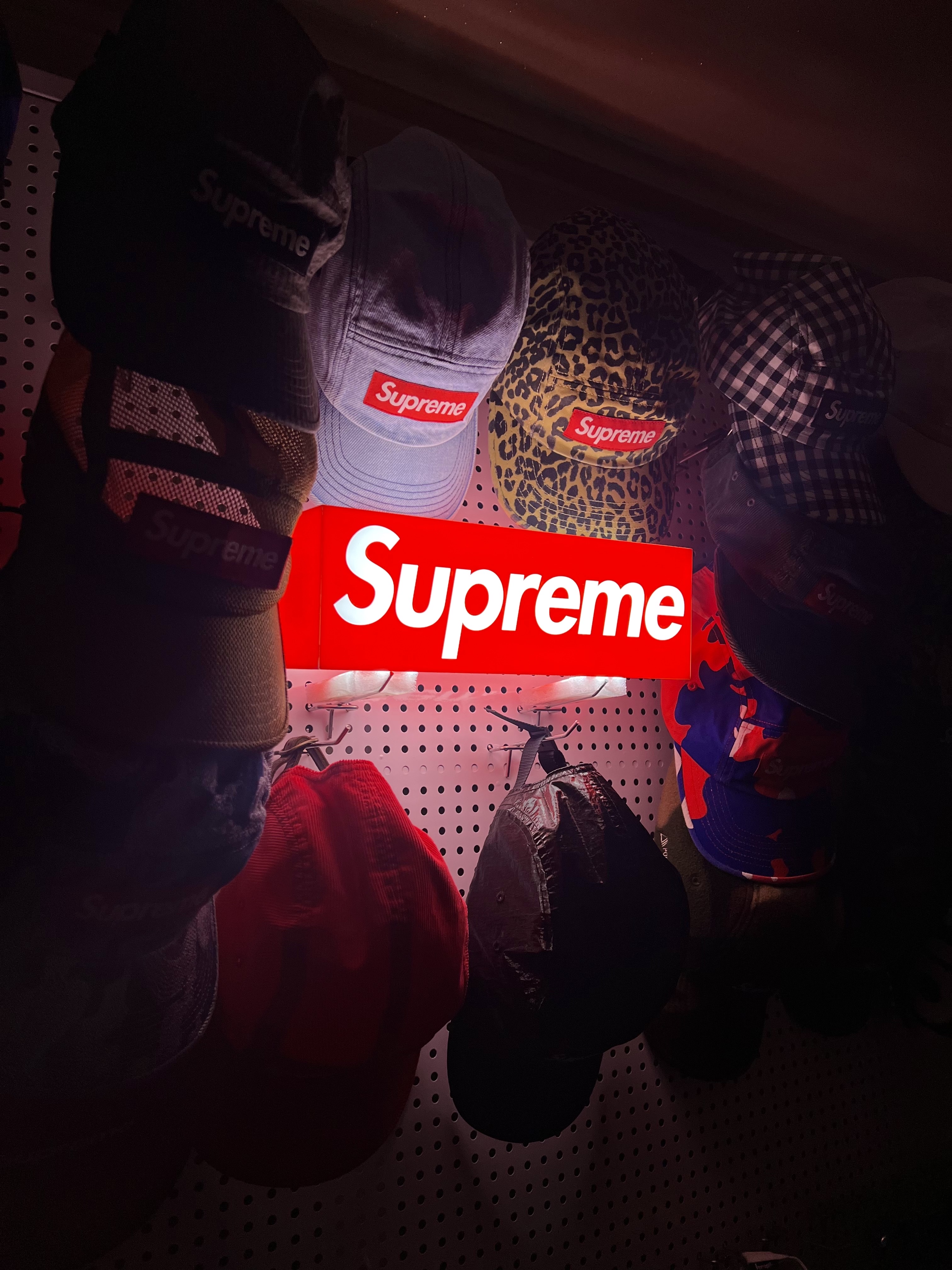 Supreme Denim Camp Cap Washed Blue - 22FW, Supreme Box Logo Lamp Red (Korean Ver.) - 23FW 착용 스타일