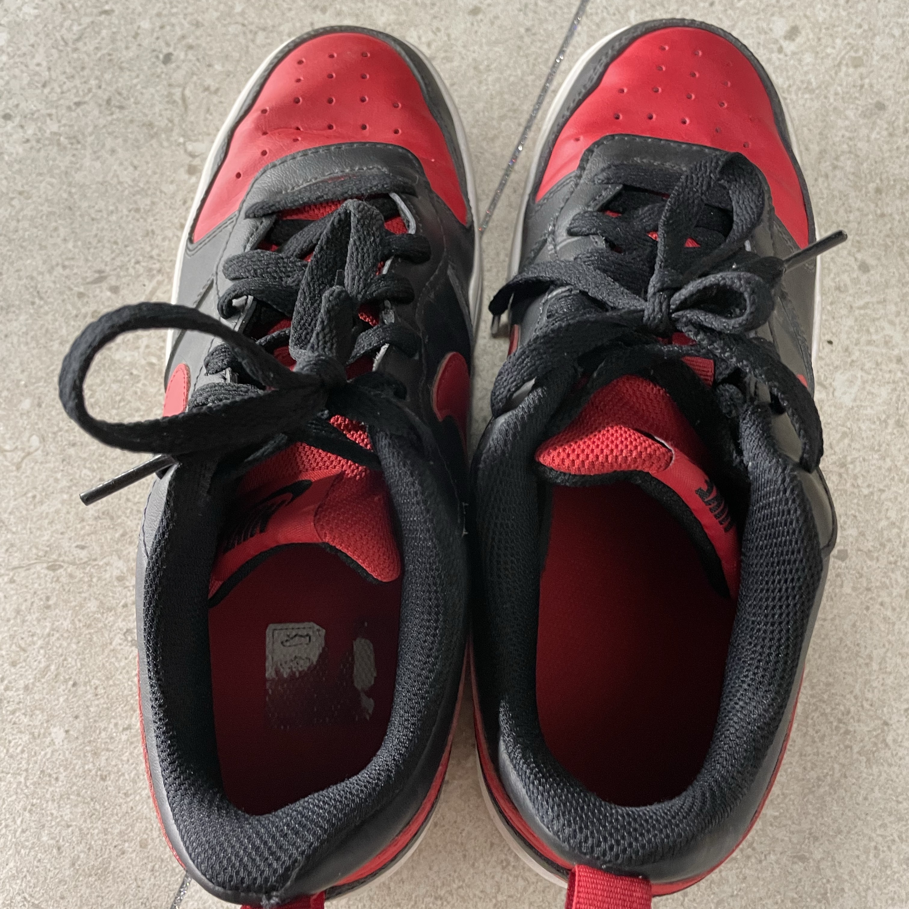 (GS) Nike Court Borough Low 2 Black University Red  착용 스타일 - 4