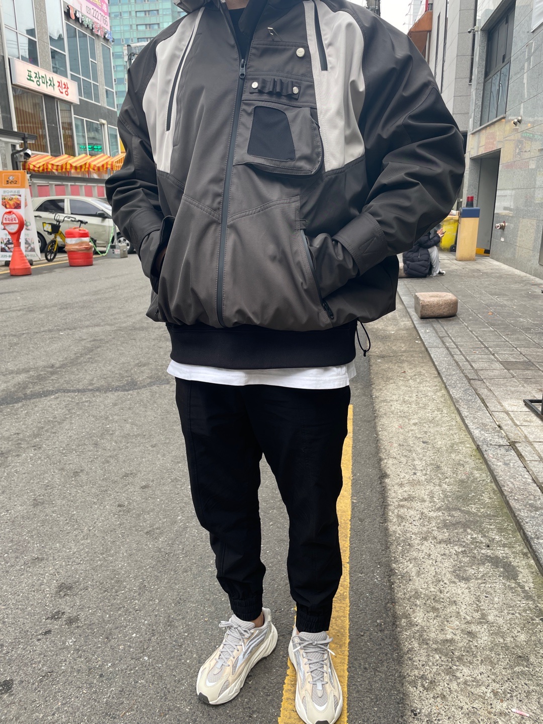 Adidas Yeezy Boost 700 V2 Cream, Undermycar Kame Multi Zip Turtle Shell Parka Driftwood - 22FW 착용 스타일 - 1