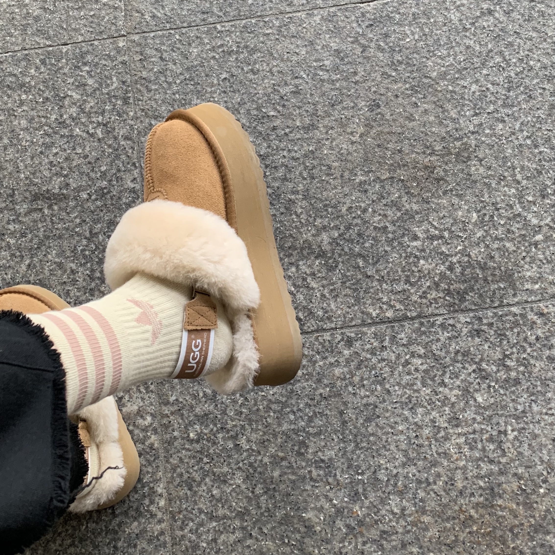 (W) UGG Funkette Slides Chestnut 착용 스타일