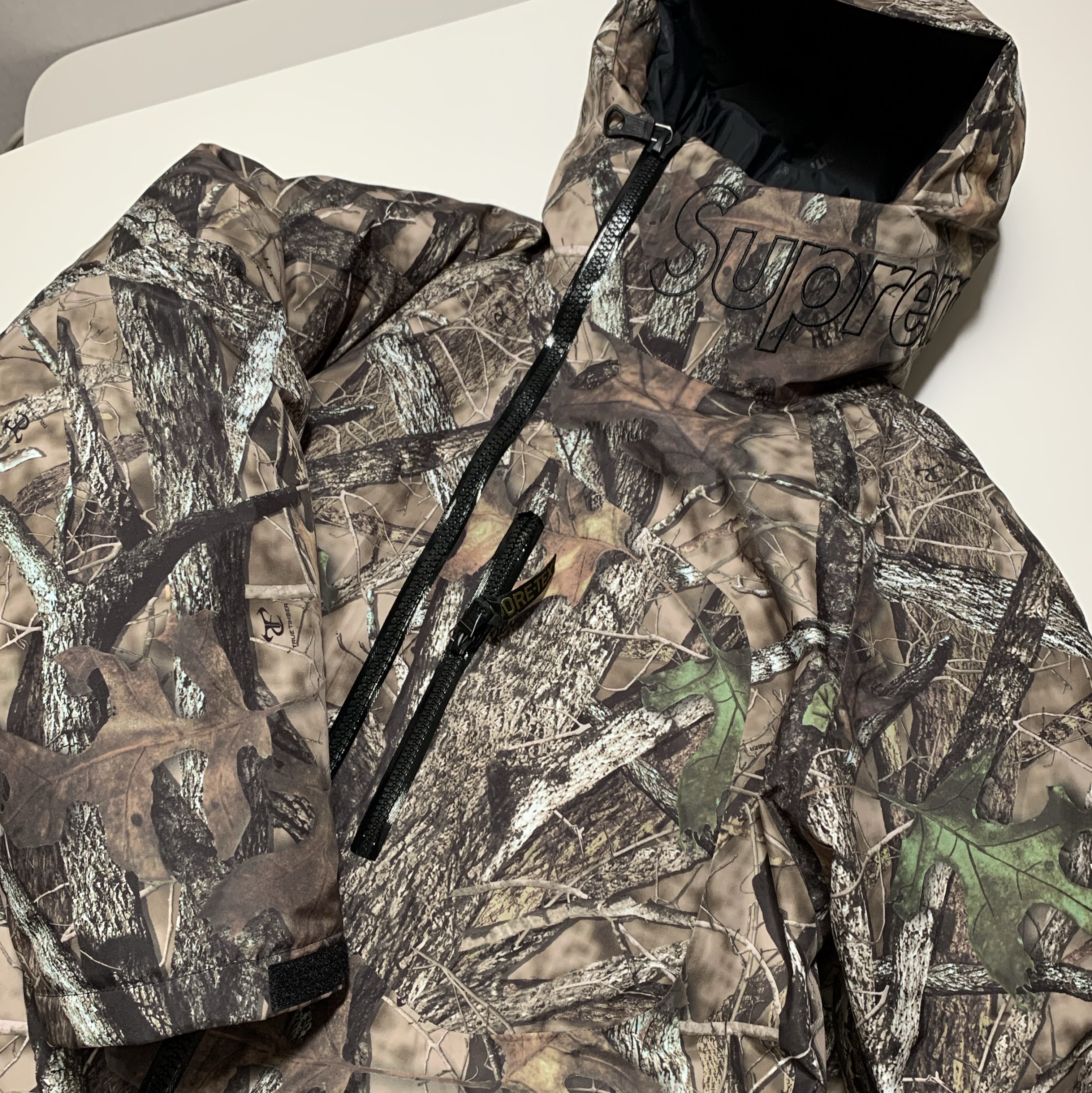Supreme Gore-Tex 700-Fill Down Parka Timber Camo - 23FW 착용 스타일