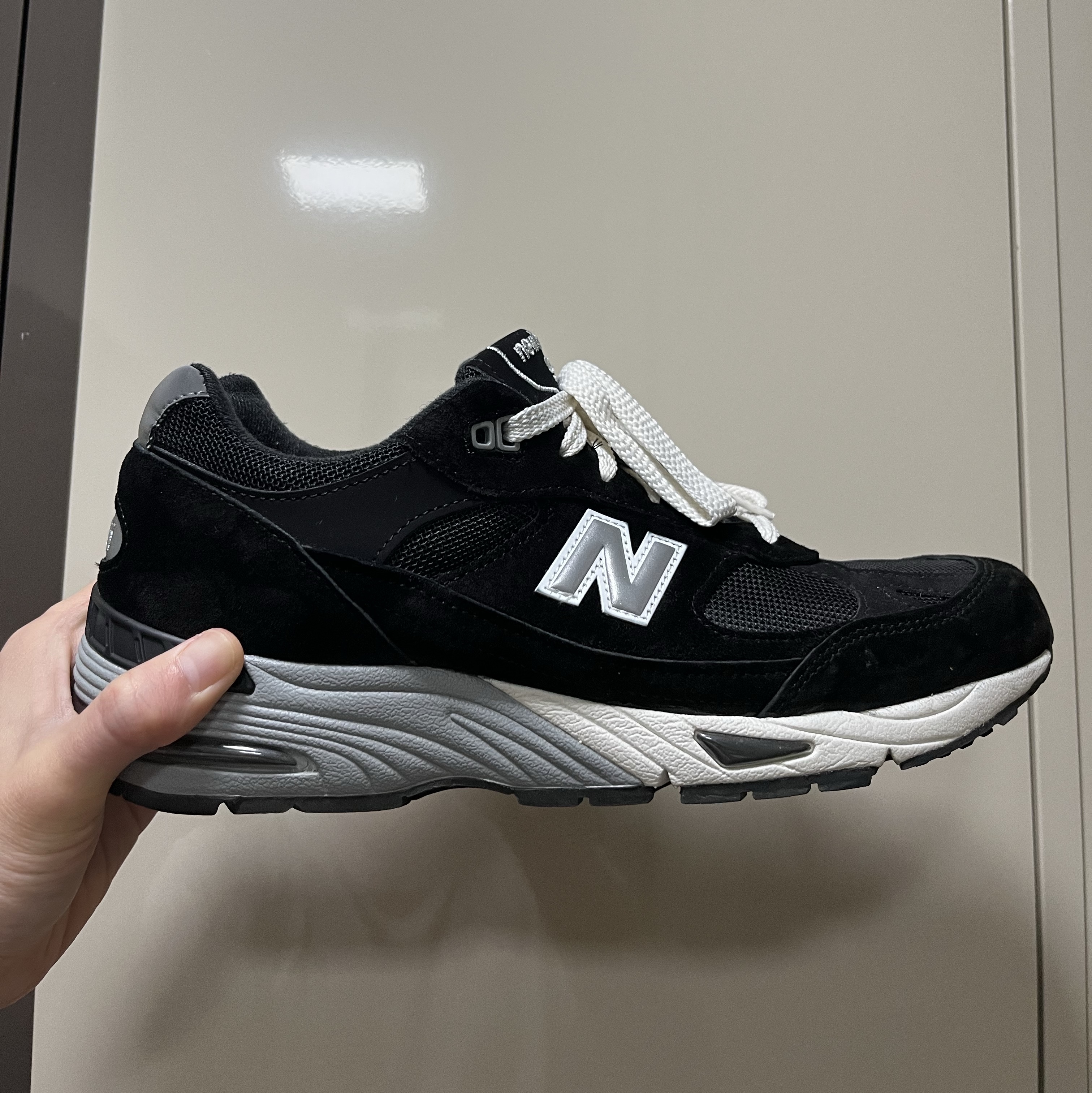 New Balance 991 Made in UK Black Silver, New Balance 990v2 Made in USA Grey Tan 착용 스타일 - 1