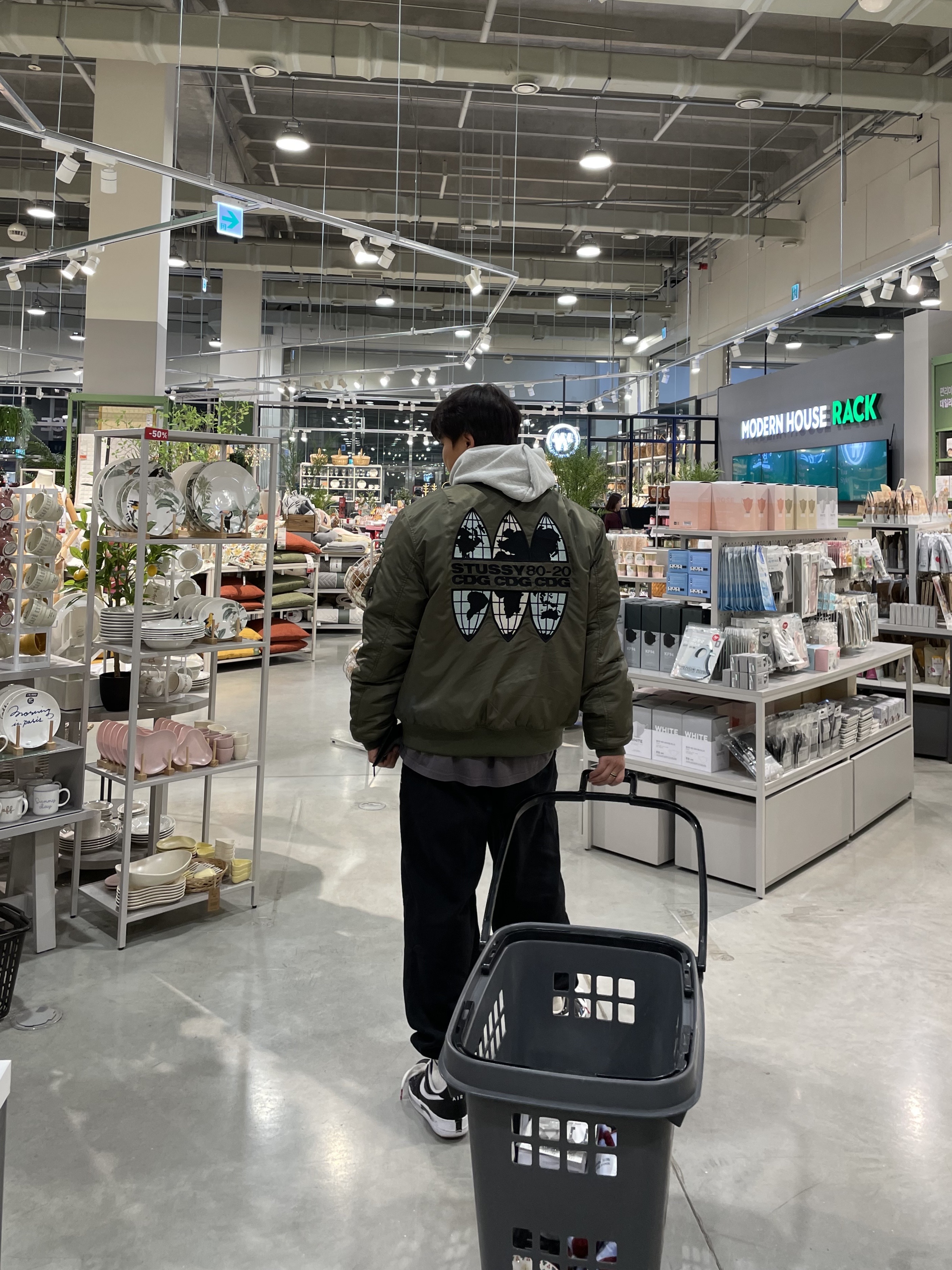 Stussy x CDG MA-1 Jacket Olive, Nike x Peaceminusone Air Force 1 Low Para-Noise 착용 스타일 - 1