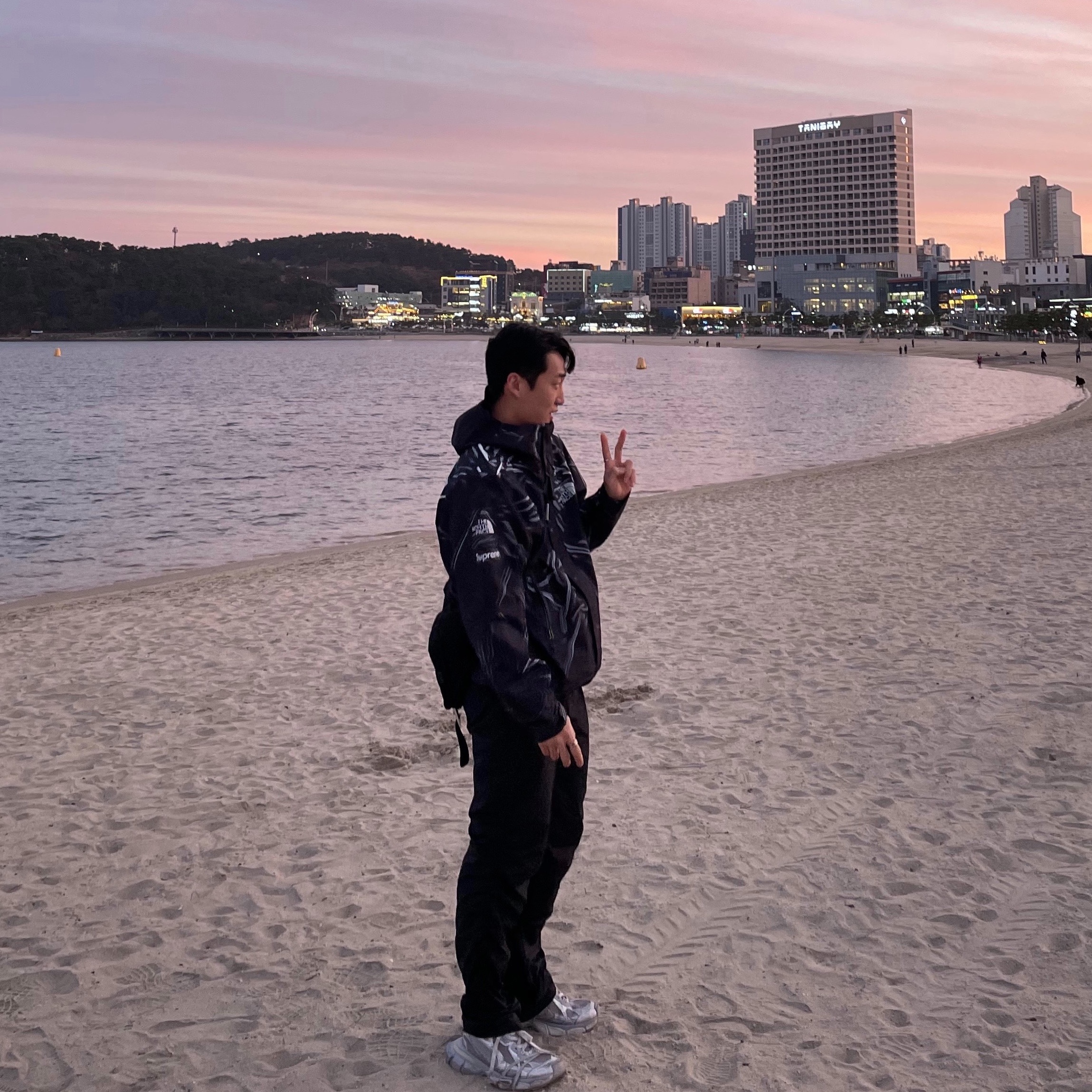 Supreme x The North Face Trompe L’oeil Printed Taped Seam Shell Jacket Black - 23SS, Balenciaga 3XL Sneakers Light Beige 착용 스타일 - 1