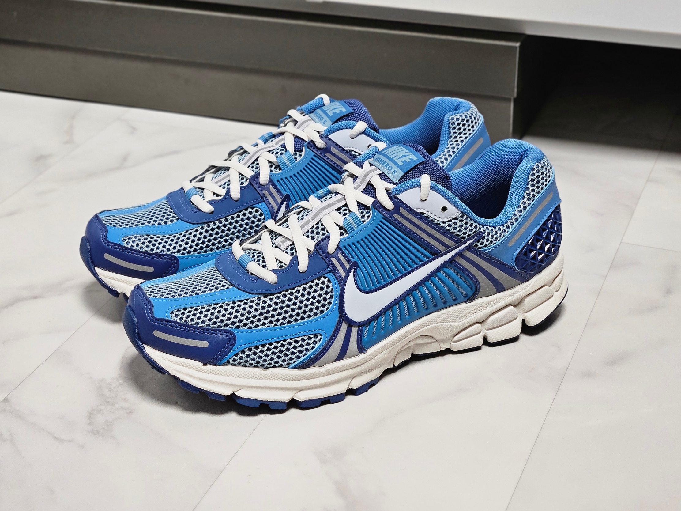 Nike Zoom Vomero 5 Mystic Navy and Worn Blue 착용 스타일 - 1