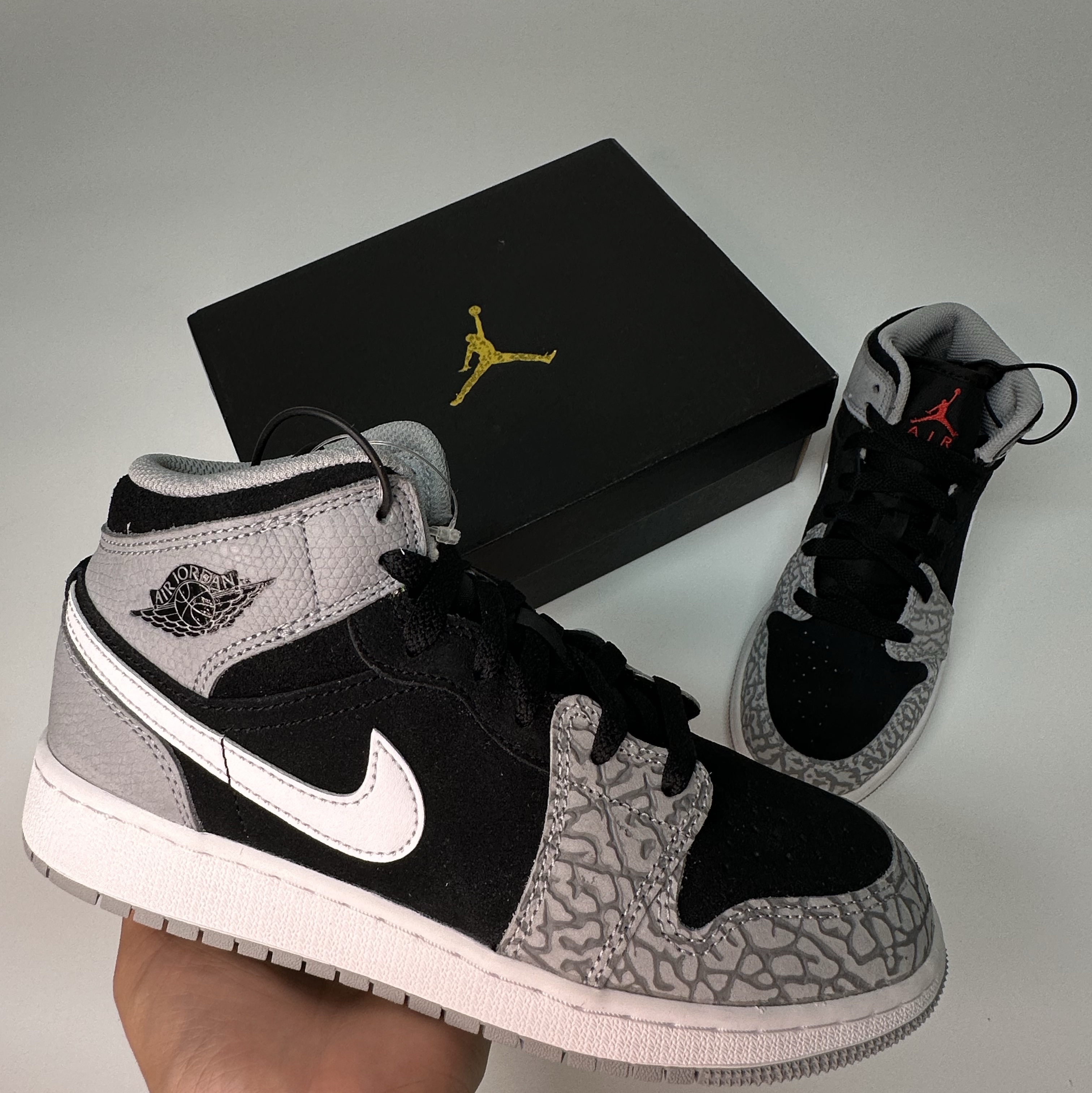 (GS) Jordan 1 Mid SE Black Light Smoke Grey 착용 스타일