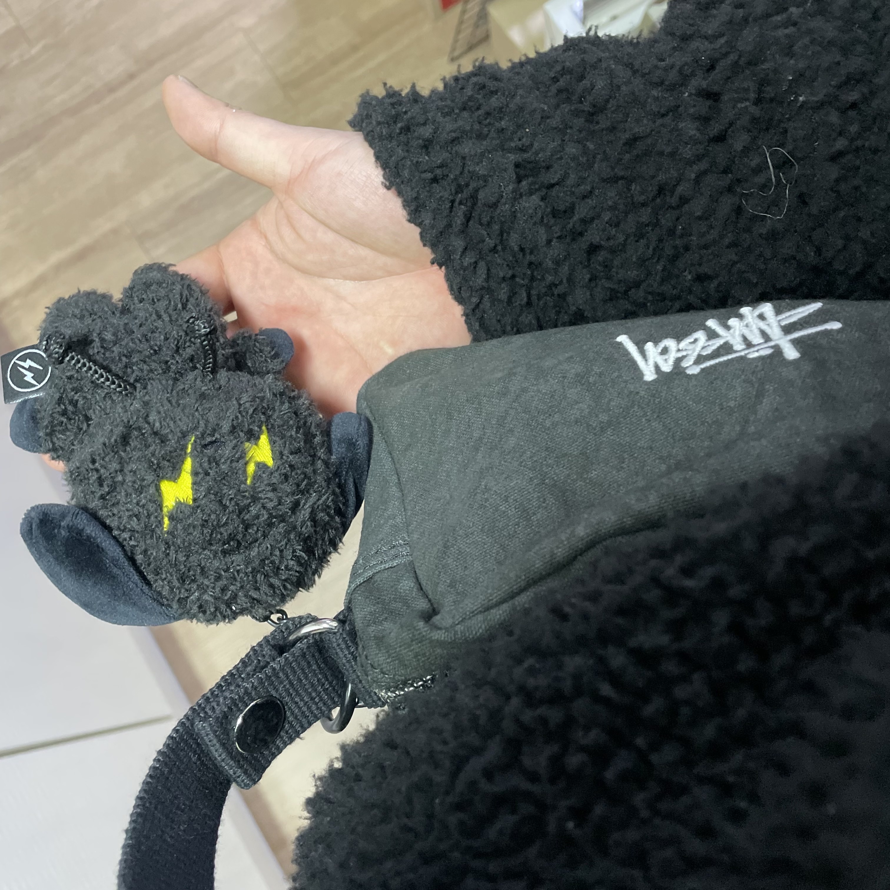 Stussy Canvas Side Pouch Washed Black 착용 스타일