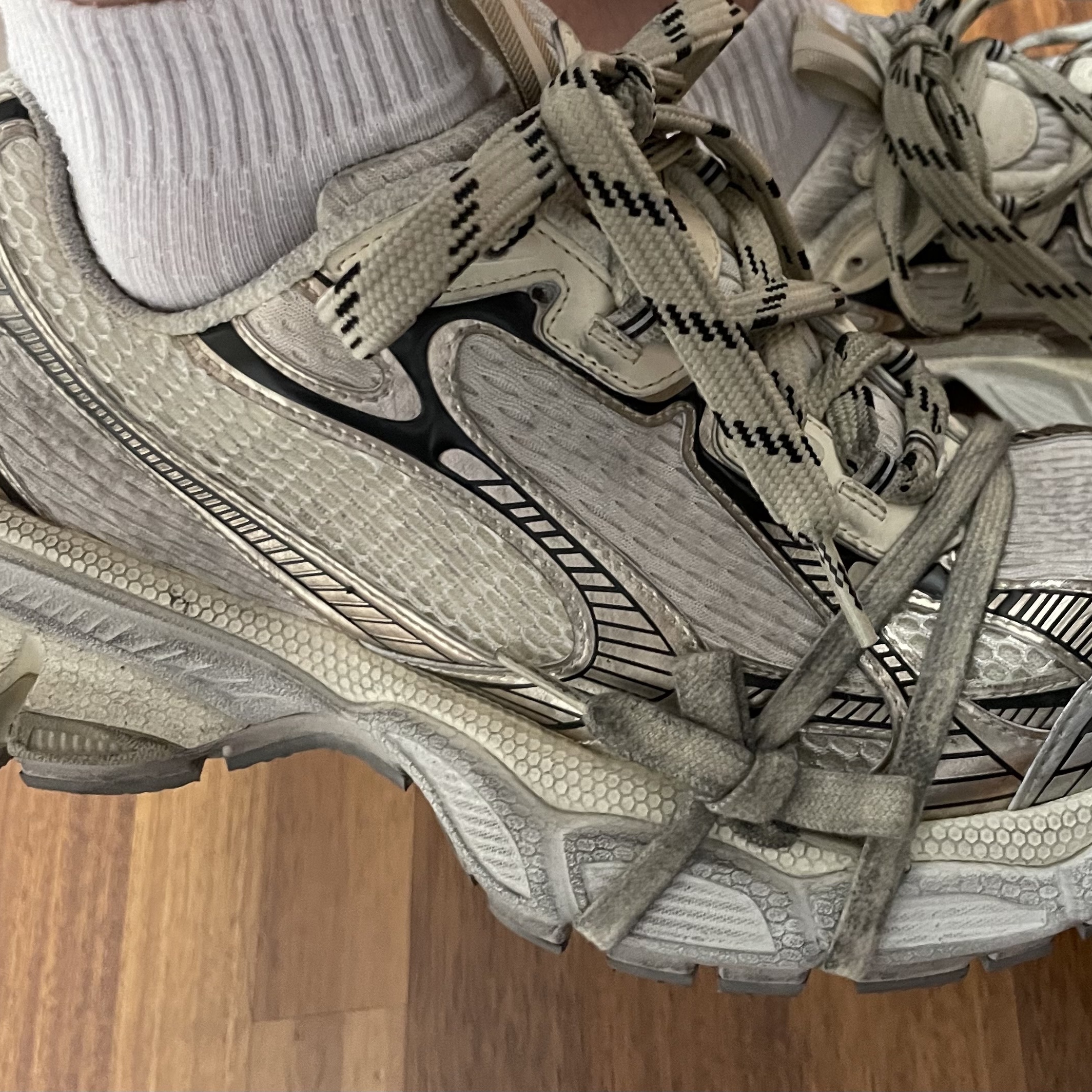Balenciaga 3XL Sneakers Beige 착용 스타일 - 2