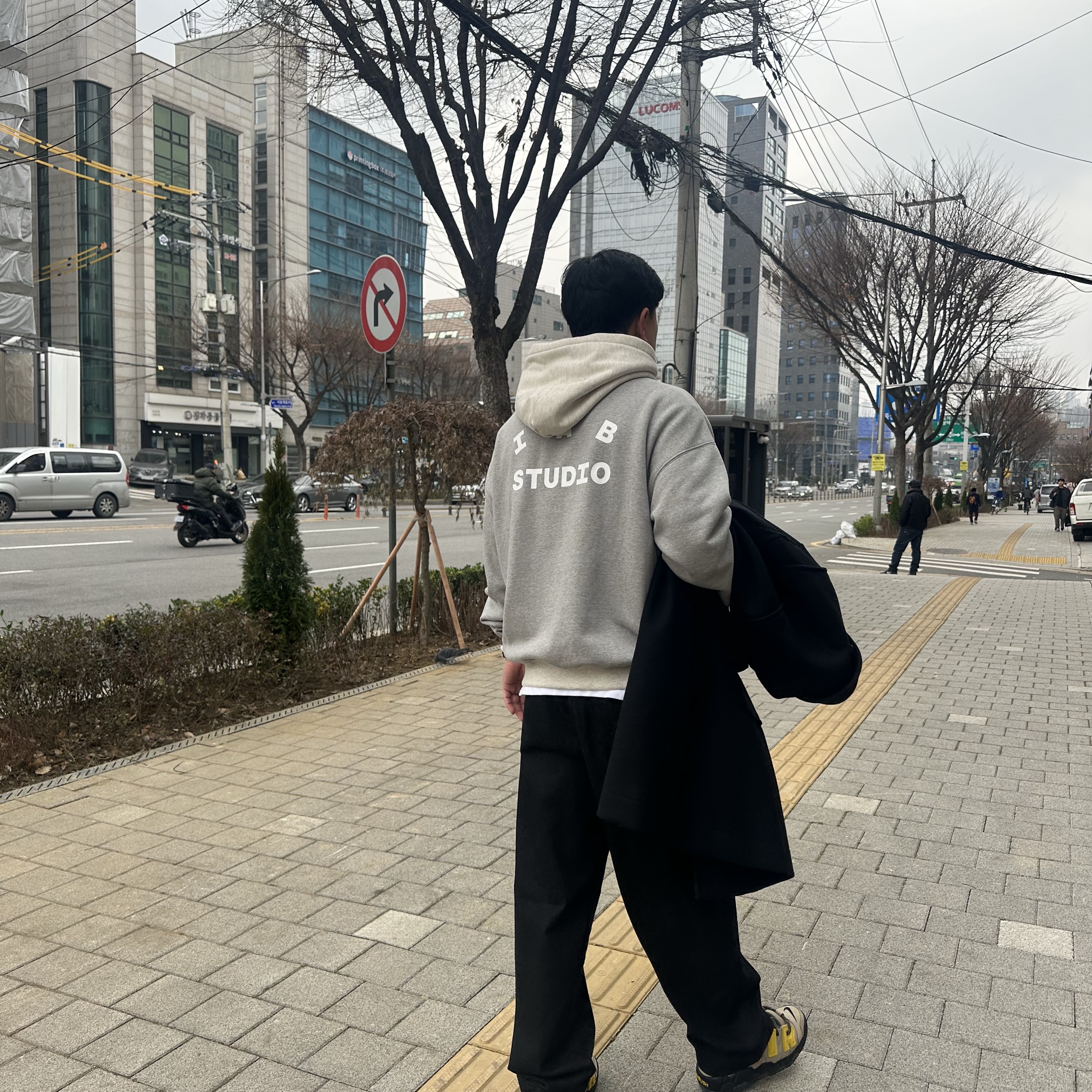 IAB Studio Hoodie Dual Gray, Nike x Ambush Air More Uptempo Low Vivid Sulfur and Limestone 착용 스타일 - 1