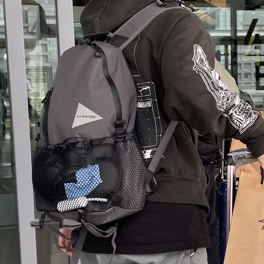 And Wander PE/CO 20L Daypack Gray 착용 스타일