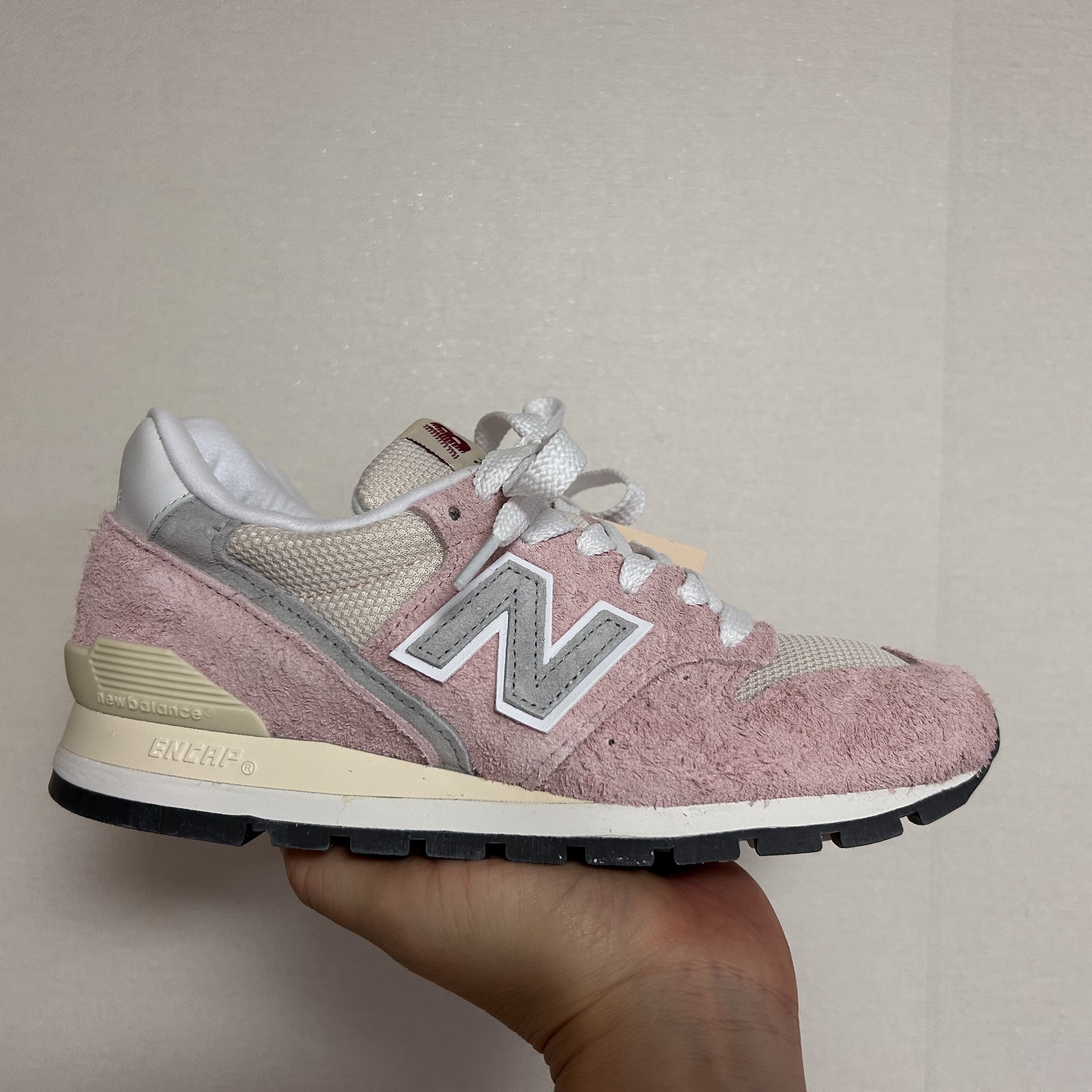 New Balance Made in USA 996 Pink Haze Silver 착용 스타일 - 1
