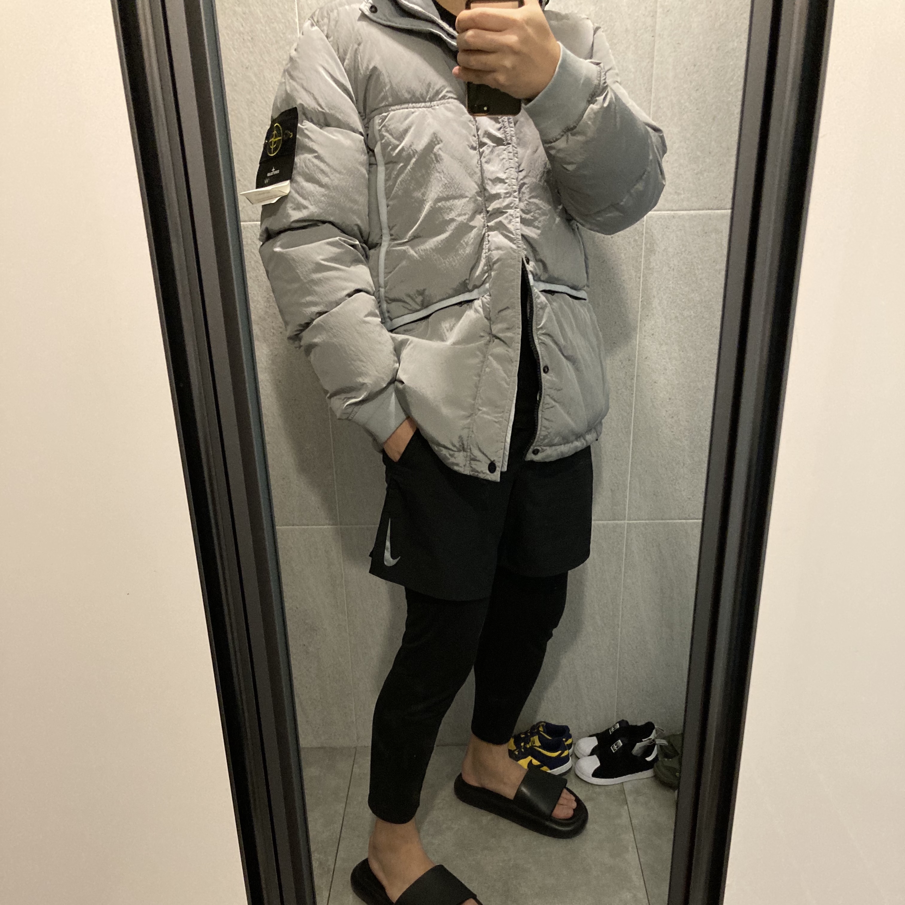 Stone Island 44508 Nylon Metal Down-TC Jacket Light Grey - 21FW, Stone Island 44508 Nylon Metal Down-TC Jacket Dark Grey - 21FW 착용 스타일 - 4