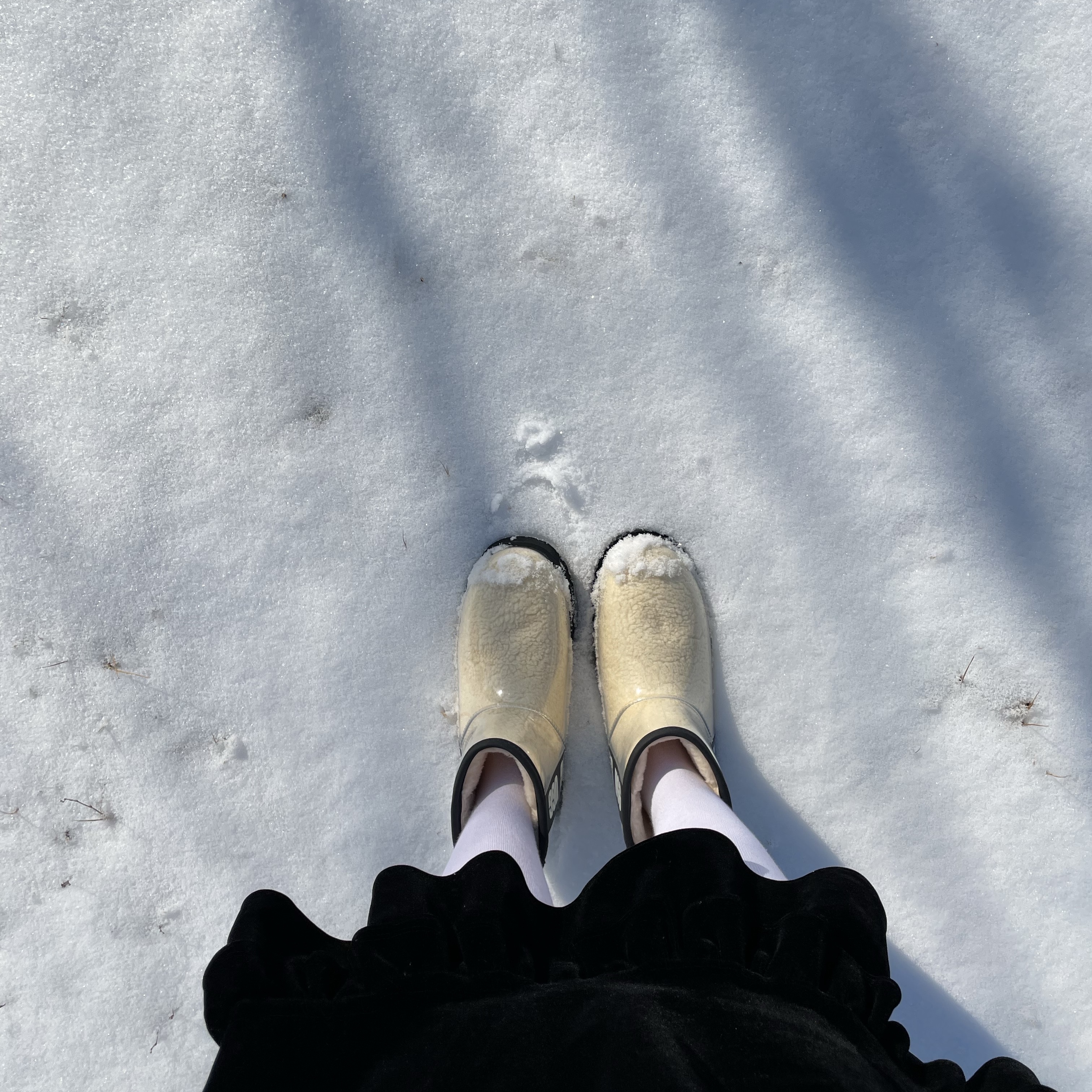 (W) UGG Classic Clear Mini Boots Natural Black 착용 스타일 - 1