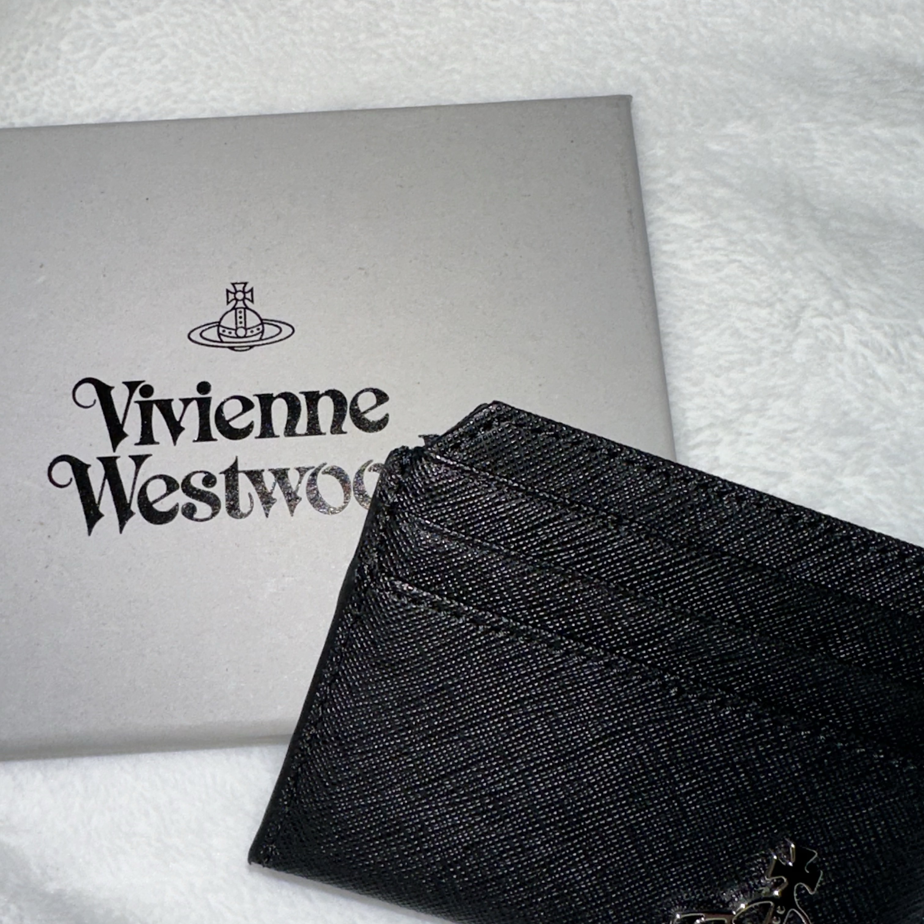 Vivienne Westwood Grain Leather Slim Card Holder Black 착용 스타일