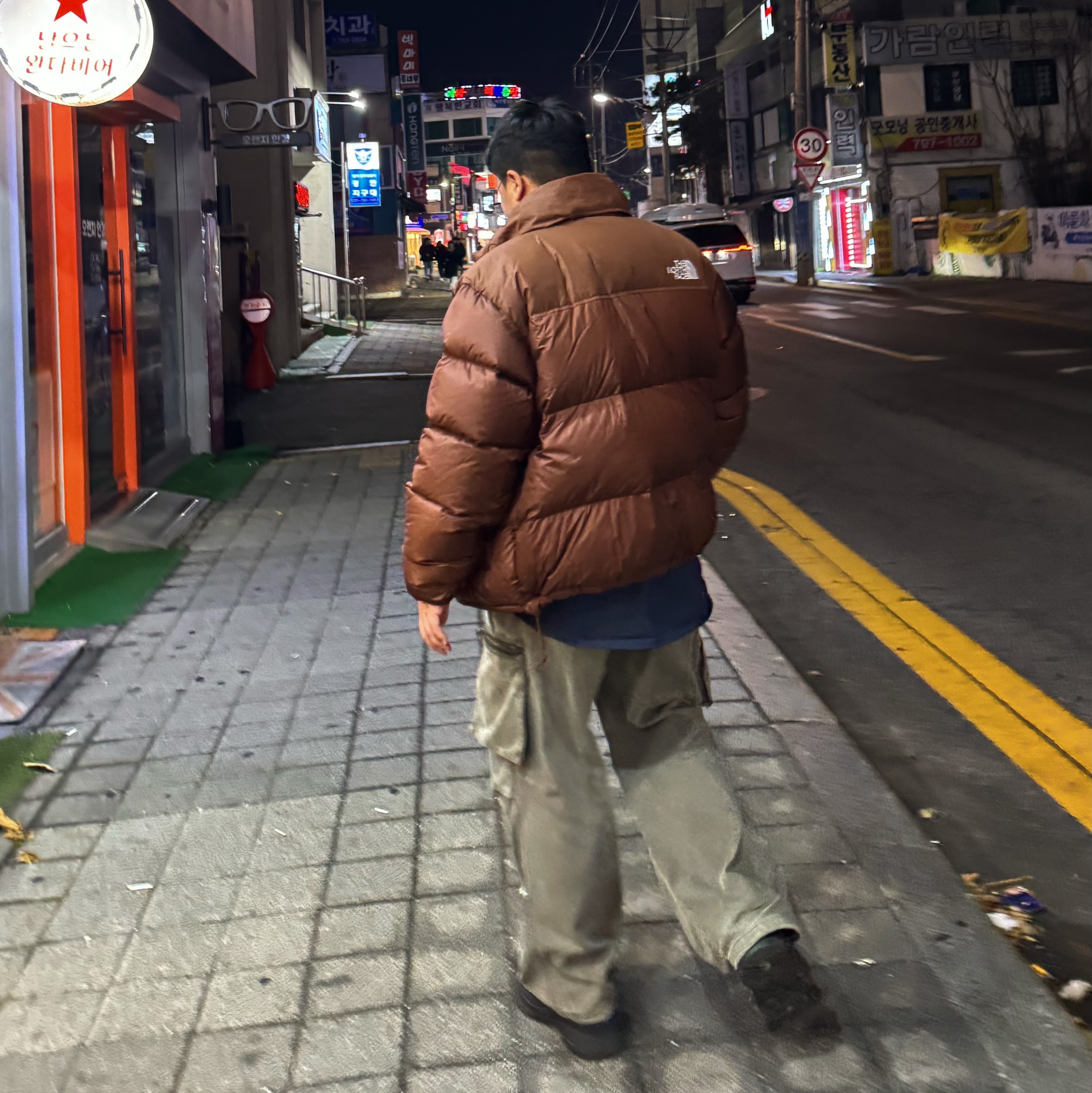 The North Face 1996 Retro Nuptse Jacket Dark Oak 착용 스타일