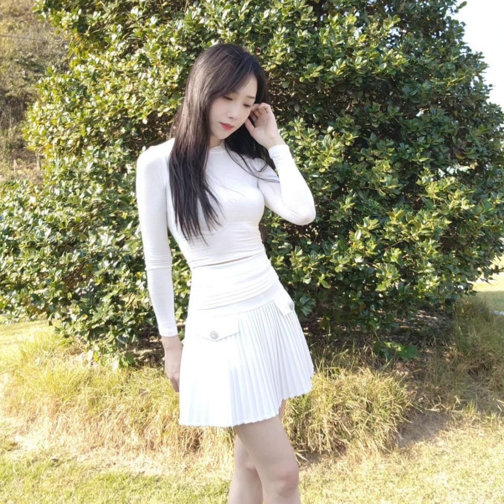 (W) Lacoste Side Pleats Skirt White, Play Comme des Garcons Black Heart LS T-Shirt White 착용 스타일