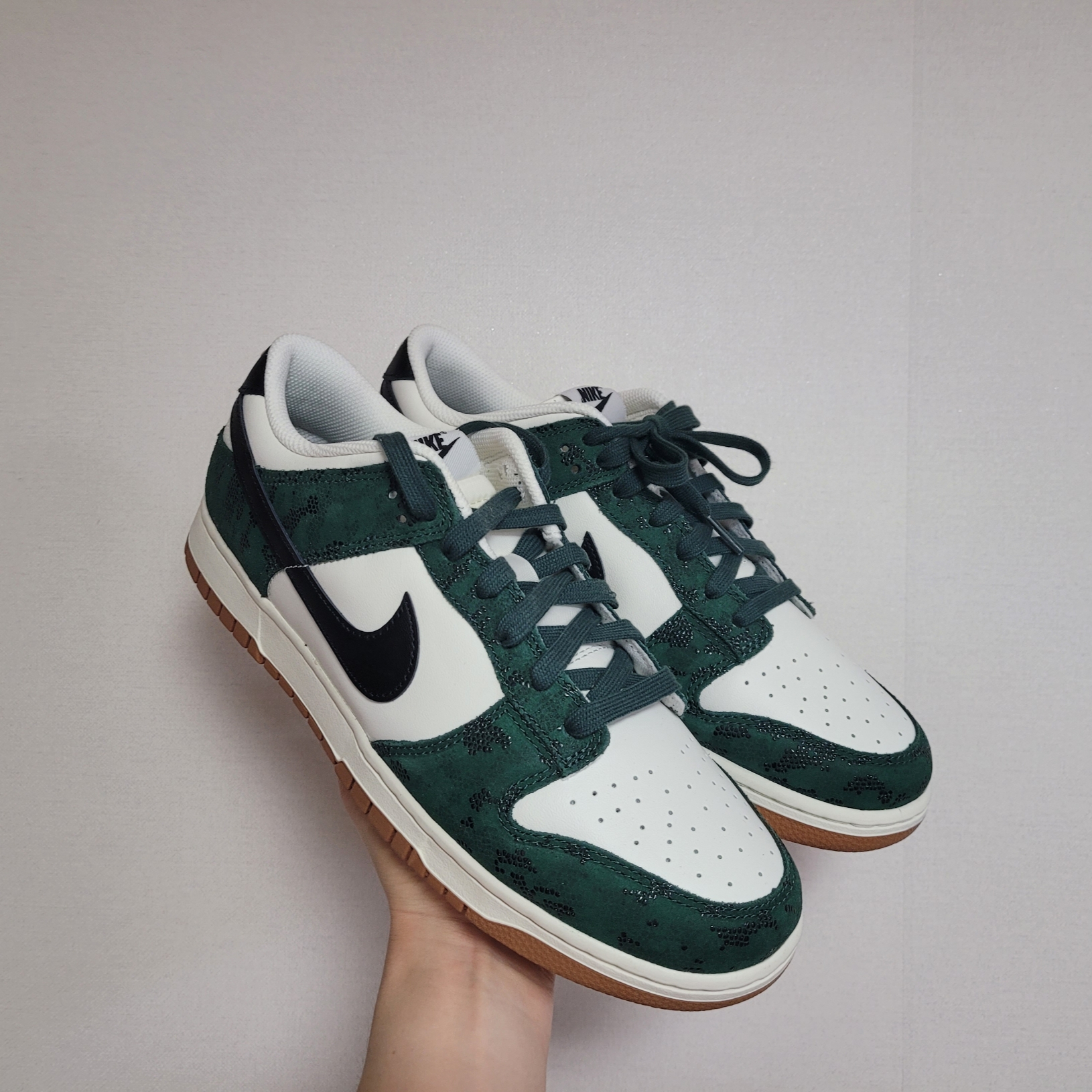 (W) Nike Dunk Low Pro Green Black 착용 스타일 - 2