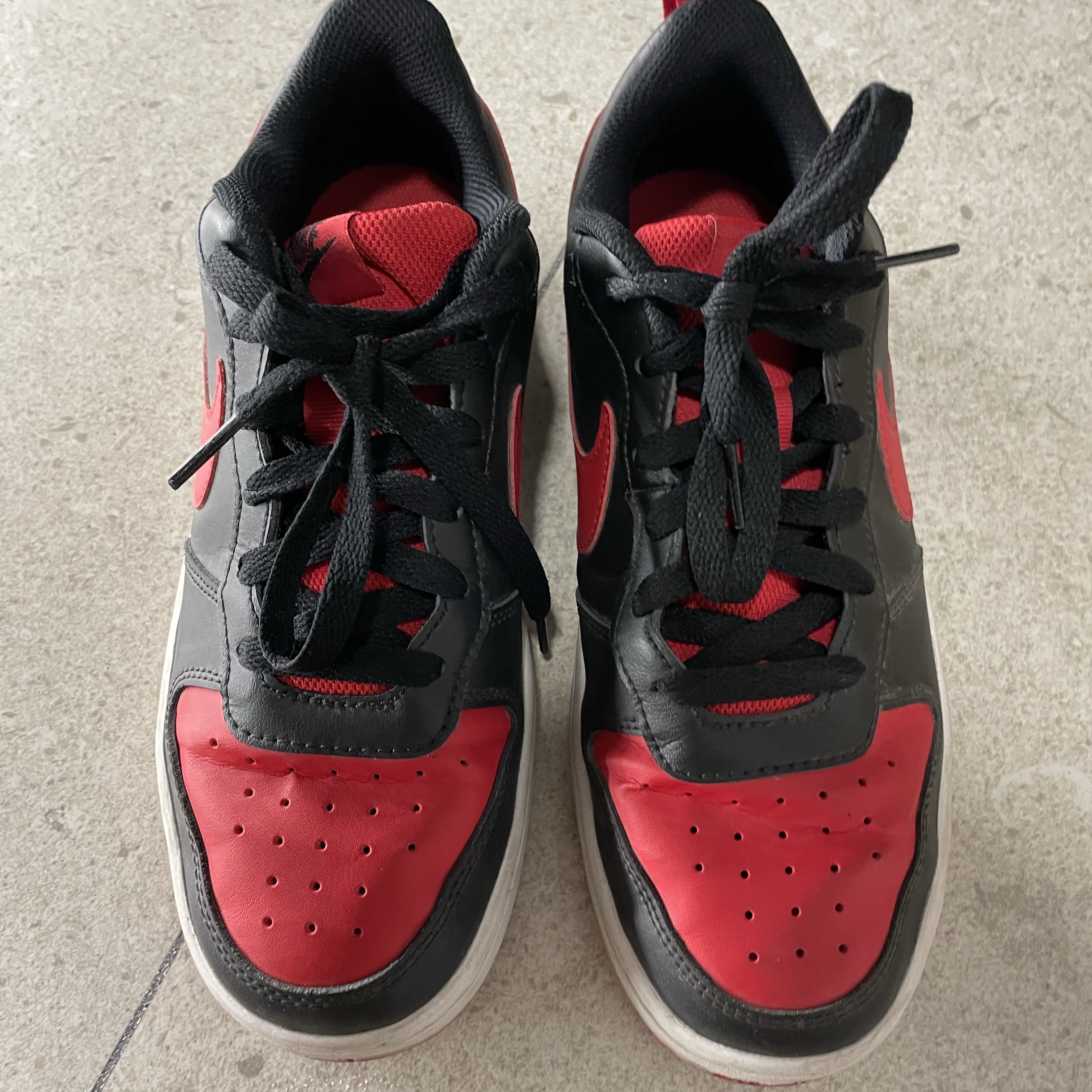 (GS) Nike Court Borough Low 2 Black University Red  착용 스타일 - 1