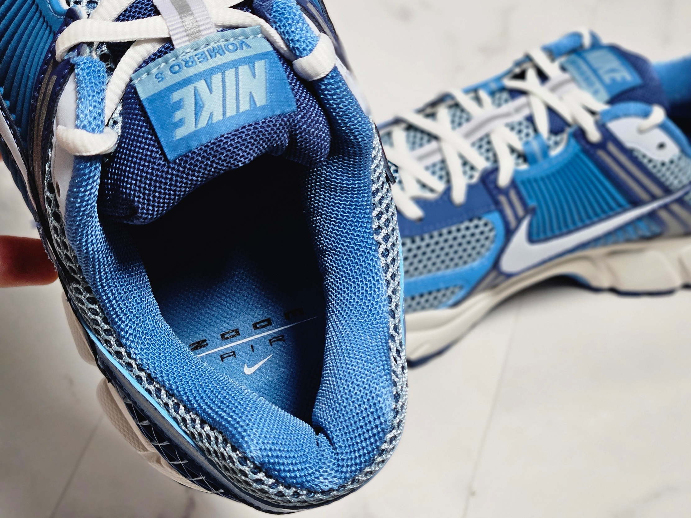 Nike Zoom Vomero 5 Mystic Navy and Worn Blue 착용 스타일 - 2
