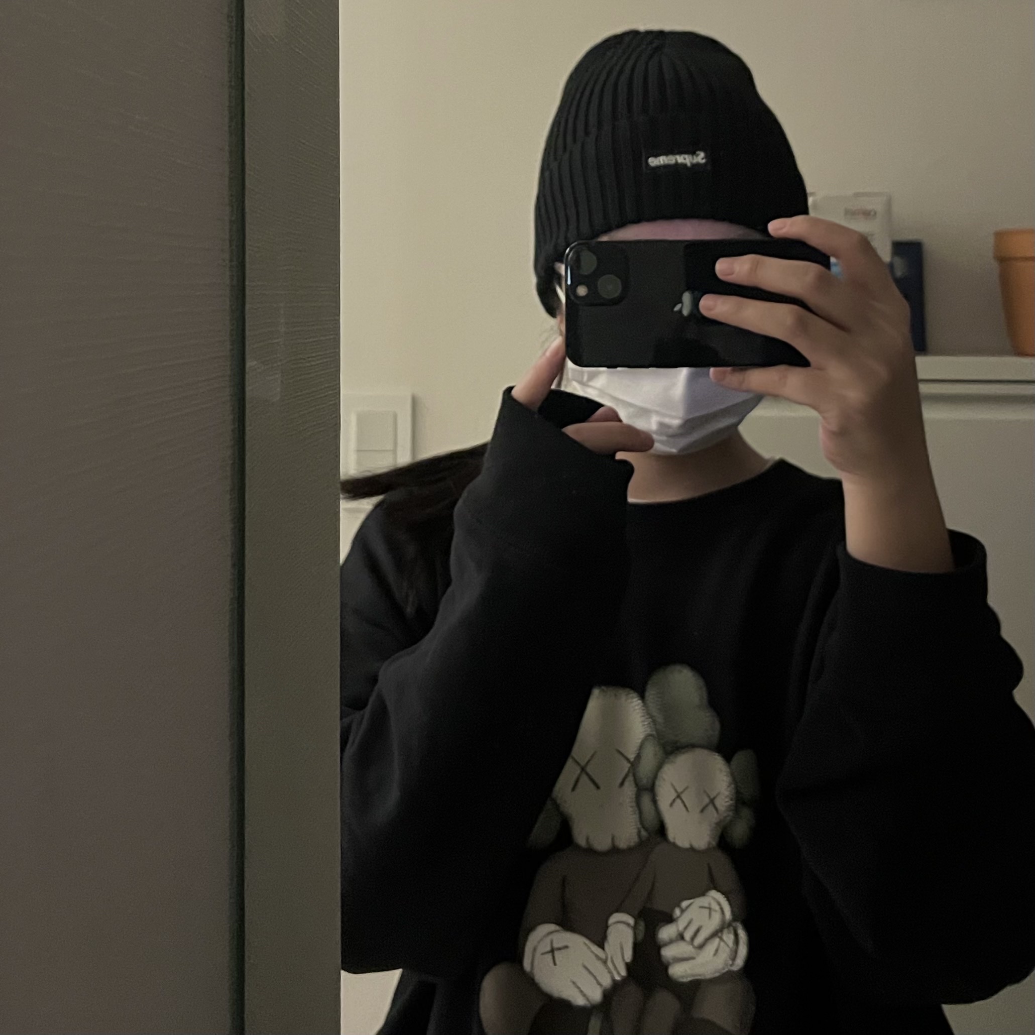 Uniqlo UT x Kaws Long Sleeve Sweatshirt Black, Supreme Overdyed Beanie Black 착용 스타일