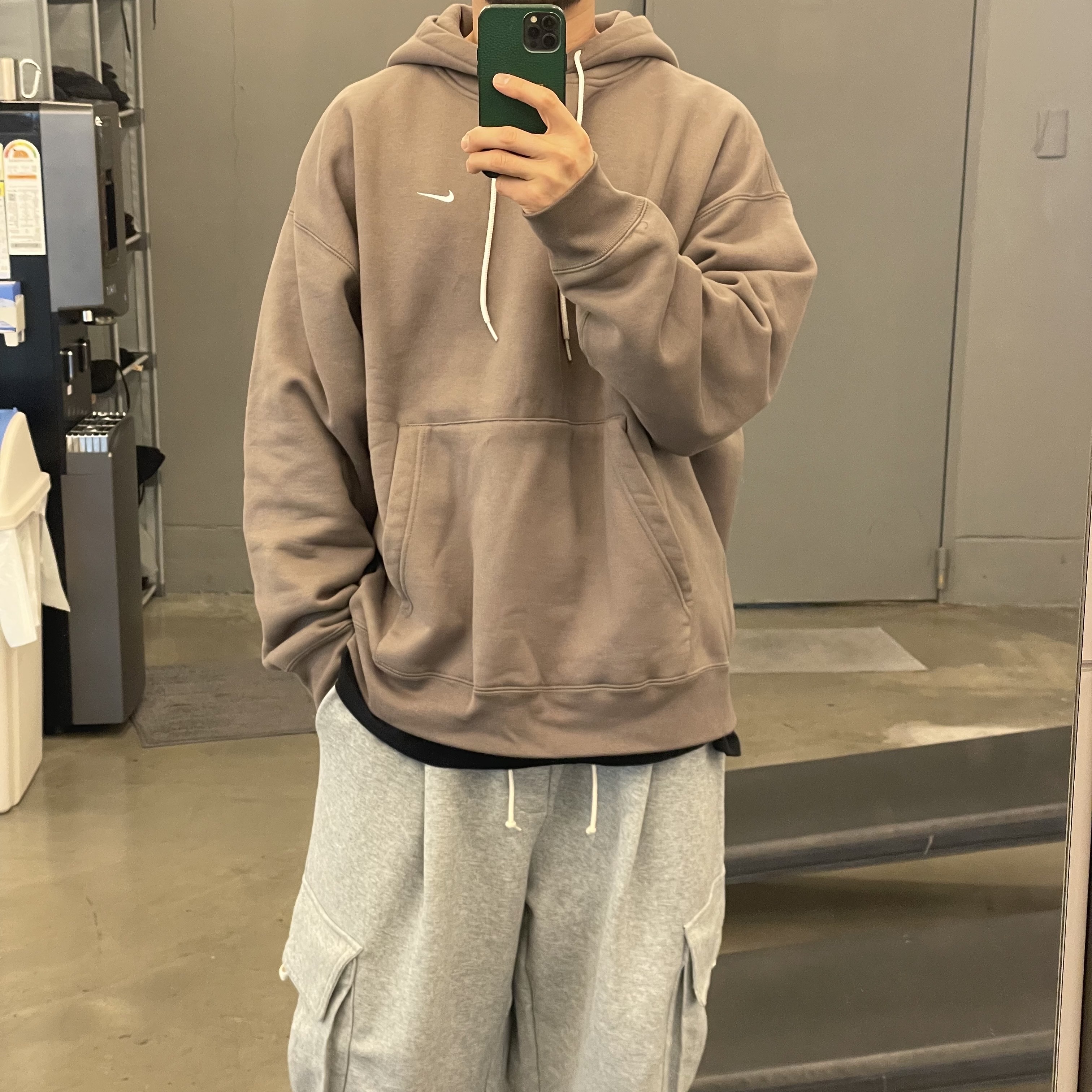 Nike M NRG Hoodie Olive Grey 착용 스타일 - 2