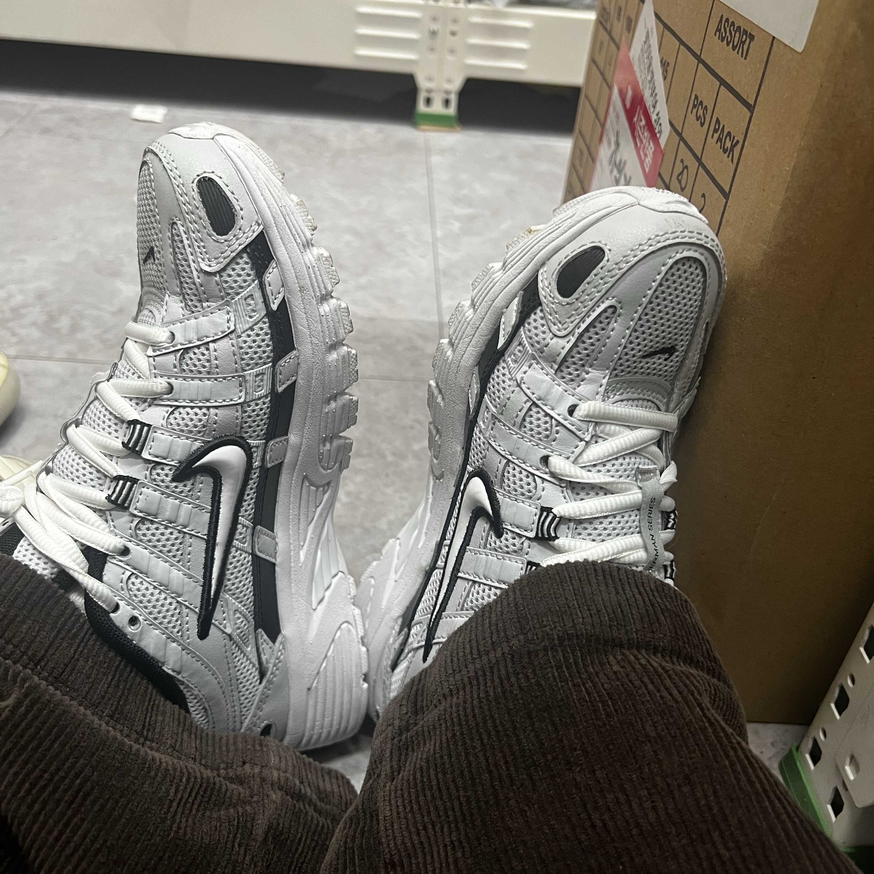 Nike P-6000 Pure Platinum 착용 스타일