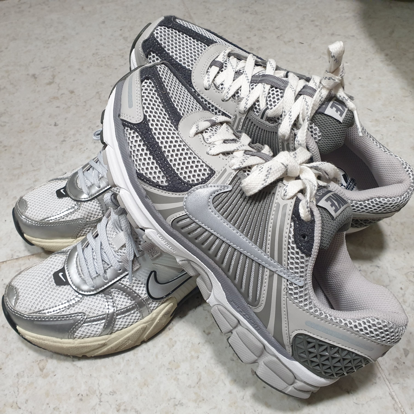 Nike Zoom Vomero 5 PRM Light Iron Ore and Flat Fewter, Nike V2K Run Summit White Metallic Silver 착용 스타일 - 2
