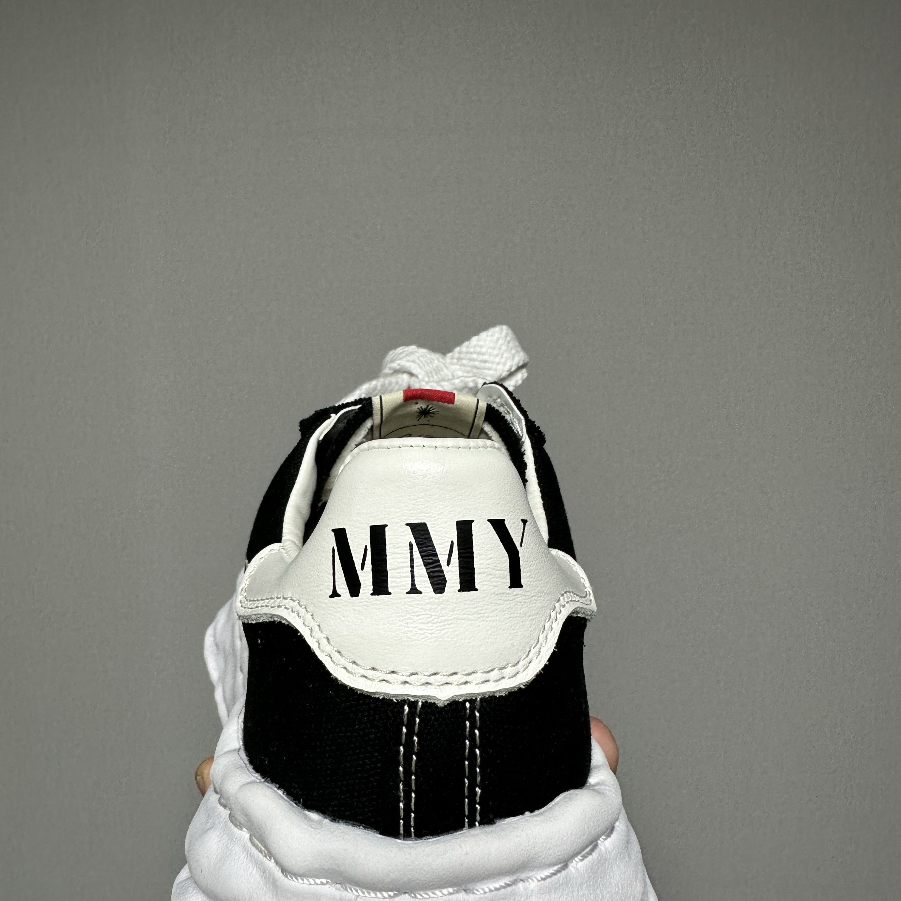 Maison Mihara Yasuhiro Blakey OG Sole Canvas Low-top Sneakers Black White 착용 스타일 - 3