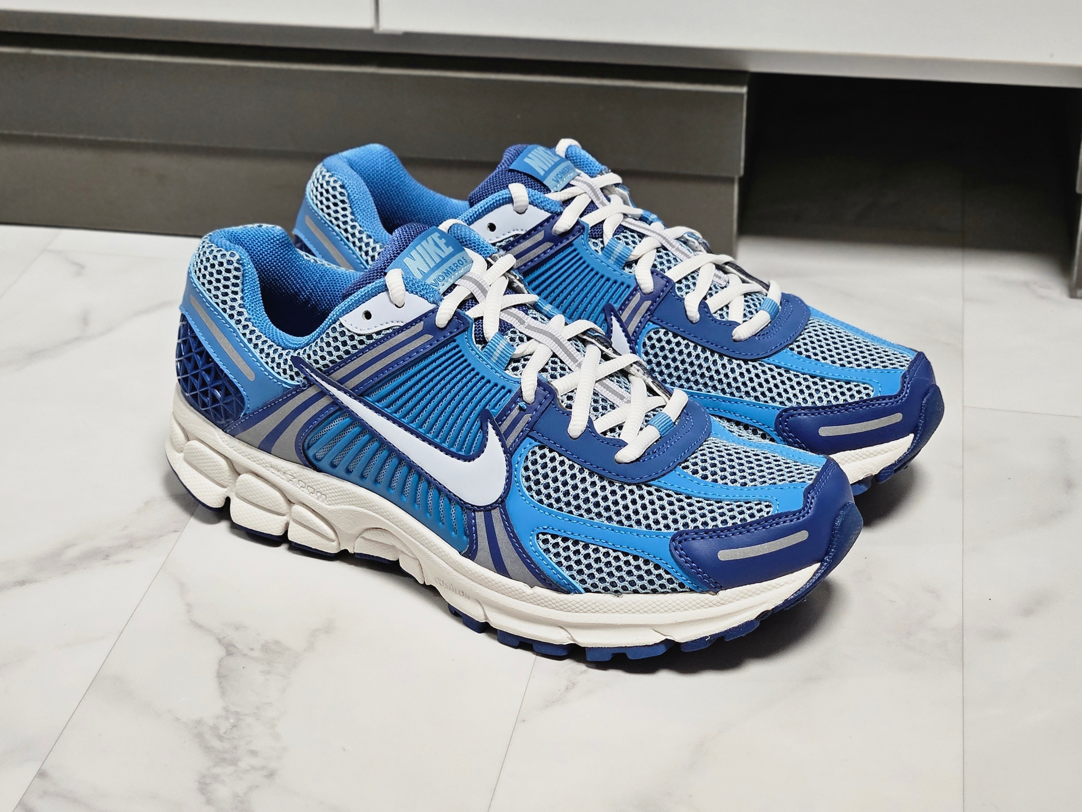 Nike Zoom Vomero 5 Mystic Navy and Worn Blue 착용 스타일 - 4