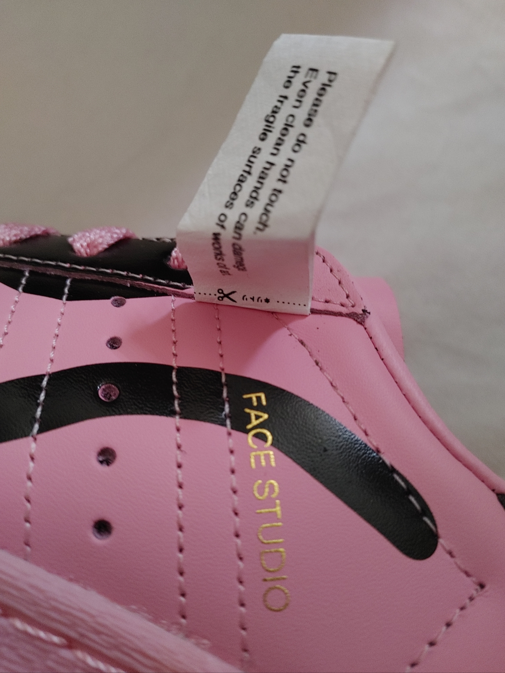 Adidas x Face Superstar 82 Light Pink Core Black 착용 스타일 - 2