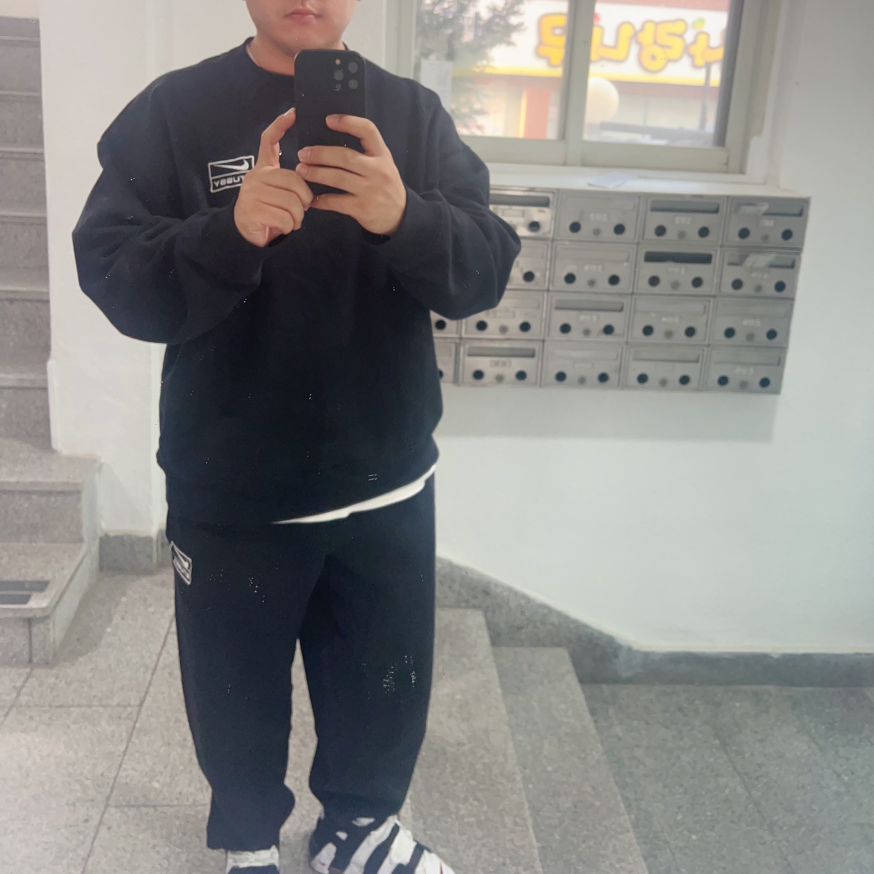 Nike x Stussy NRG Washed Fleece Crewneck Black (DO5310-010), Nike x Stussy NRG Washed Fleece Pants Black (DO5296-010) 착용 스타일